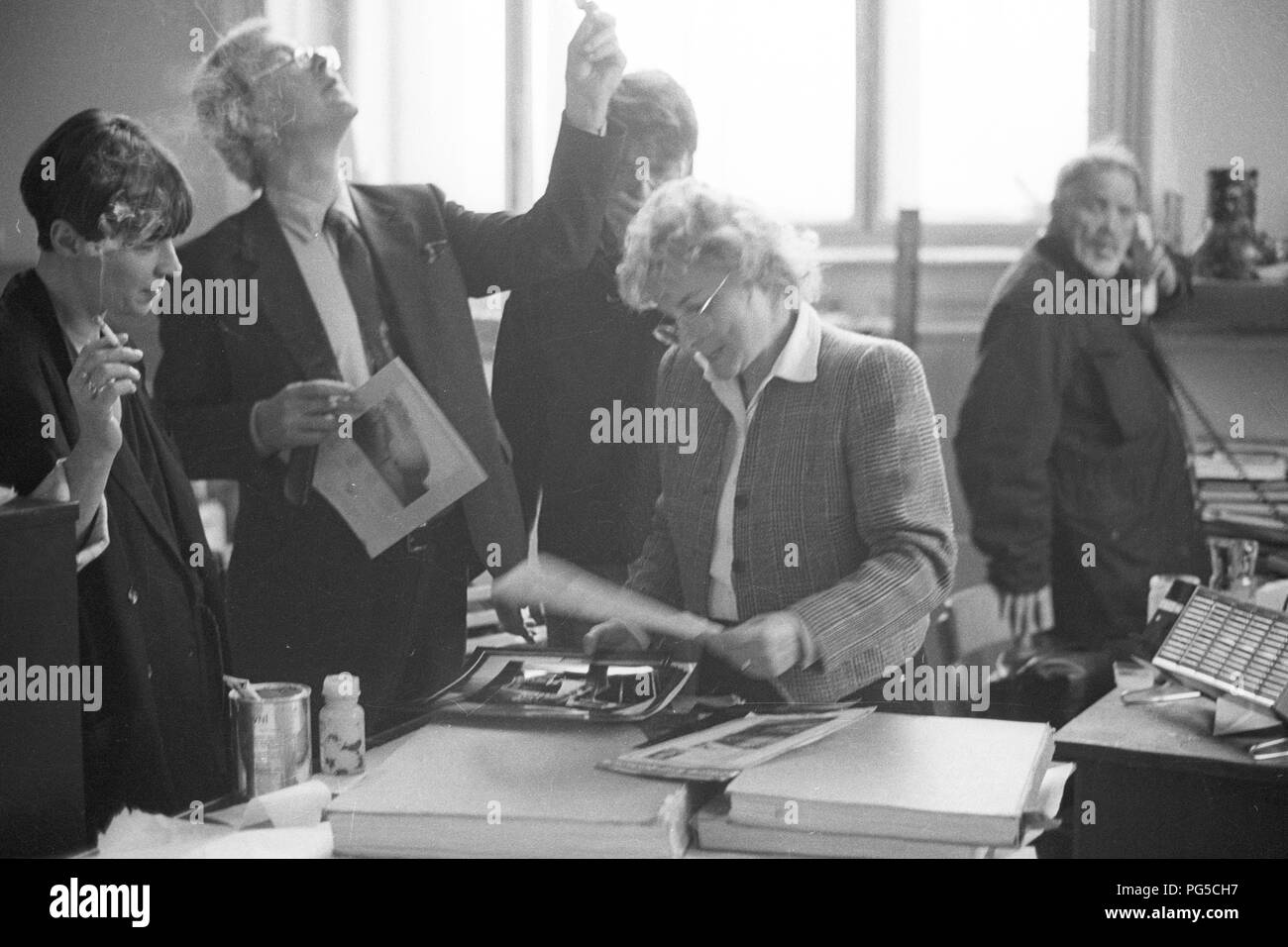 Les visiteurs dans l'atelier de la peintre et sculpteur tchèque Vladimir Kopecky (sur le téléphone, dans l'arrière-plan) à Prague. Alen est particulièrement connu pour ses sculptures de verre et depuis 1990 il a été le directeur de la Glass Studio, de l'Université des Arts Appliqués de Prague. Banque D'Images