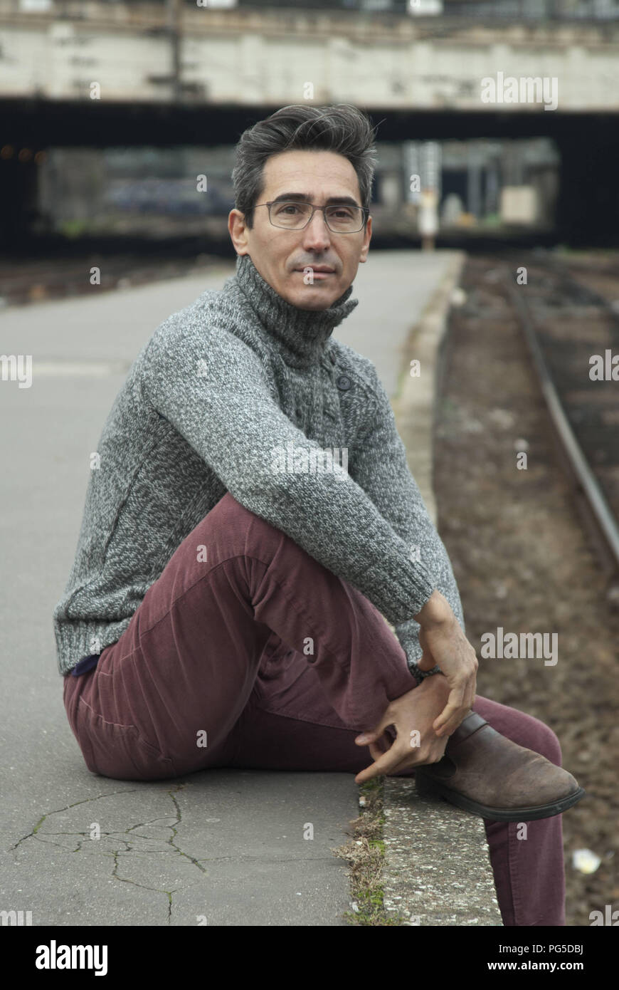 Paris, FRA, 24.11.2013 : Portrait Joel Cano, auteur, cinéaste, directeur (Cuba/France) à la gare Saint Lazare Banque D'Images