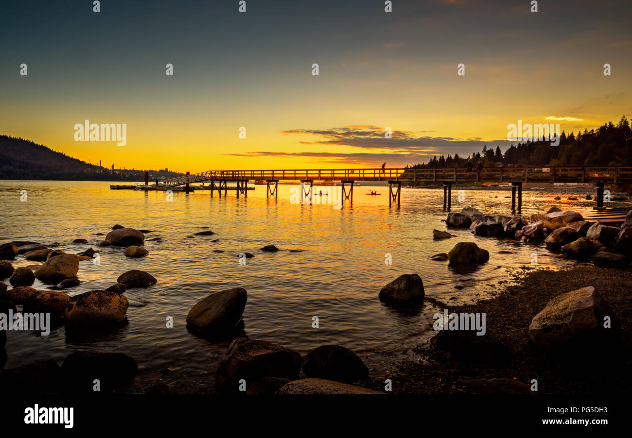 Sa belle plage de soleil colorés chez les chats park North Vancouver, Canada Banque D'Images