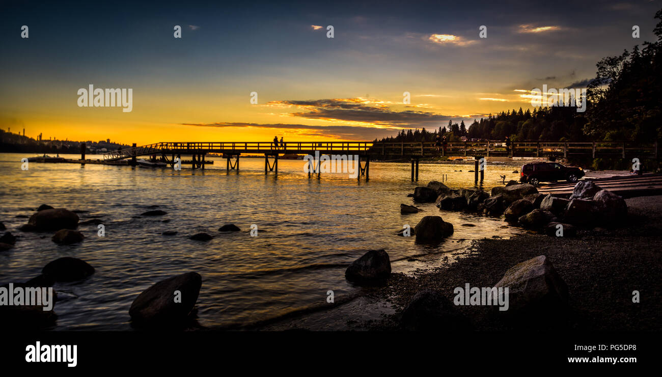 Sa belle plage de soleil colorés chez les chats park North Vancouver, Canada Banque D'Images