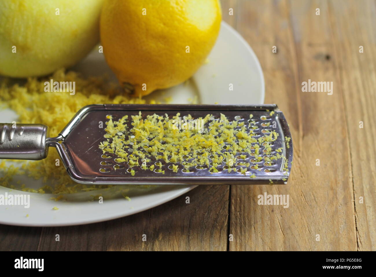 Zeste de citron frais biologiques utilisés pour la cuisson et la cuisson Banque D'Images