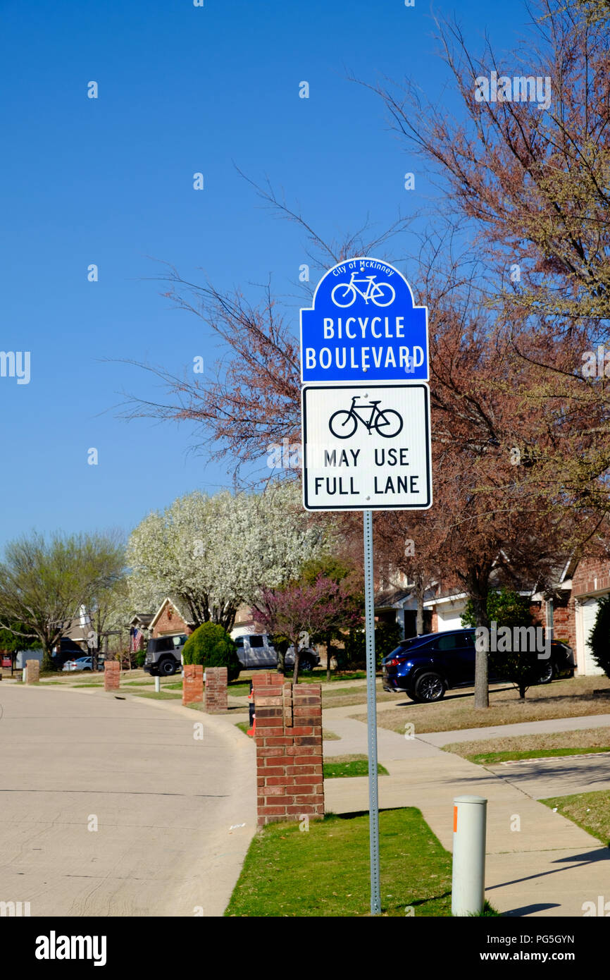 Location Boulevard de la signalisation dans un quartier résidentiel à faible volume sont de McKinney, au Texas, pour promouvoir la sensibilisation et confort cycliste. Banque D'Images