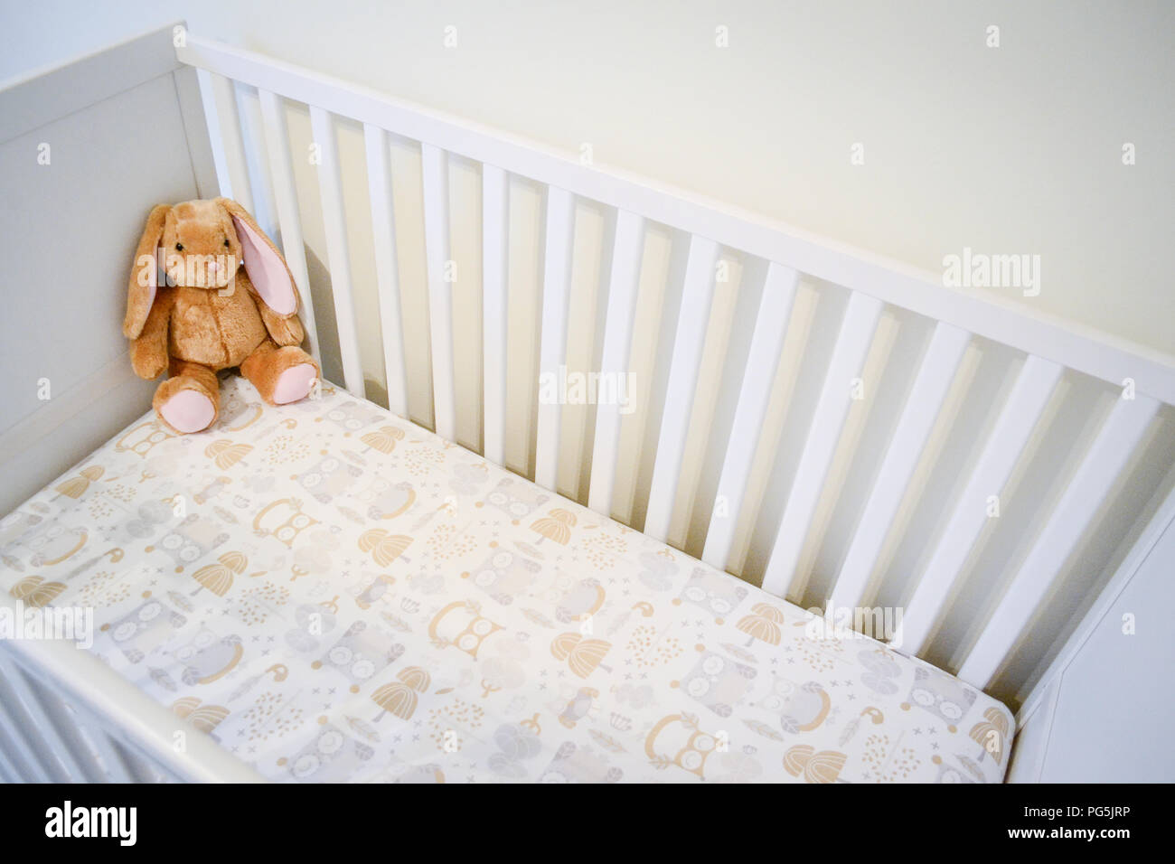 La huche de bébé fille. Des couleurs neutres. Owl drap de lit. SUNDVIK Ikea  lit blanc. Convertible en lit bébé. Animal en peluche de Build-A-Bear  Workshop Photo Stock - Alamy