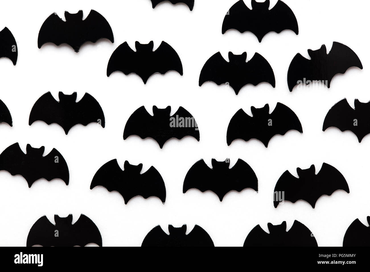 Black bat des formes sur un fond blanc. Fond d'Halloween Banque D'Images