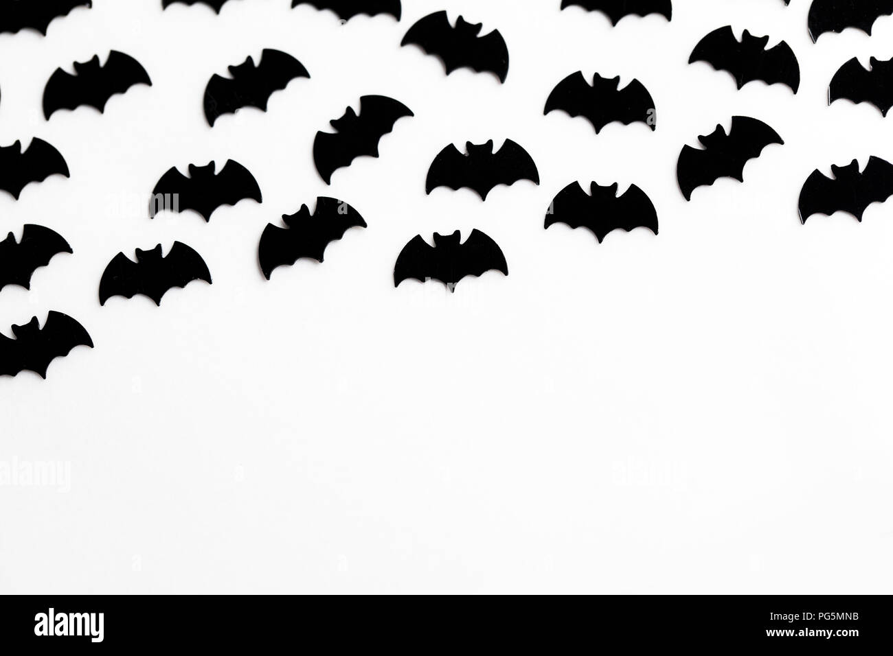Black bat des formes sur un fond blanc. Fond d'Halloween Banque D'Images