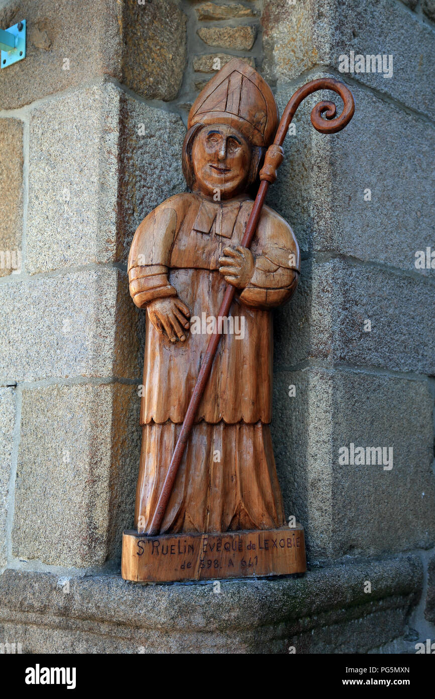Statue en bois de Saint Ruelin, évêque de Treguier à l'angle de la rue Saint Yves et de la place Martray, Treguier, Côtes d'Armor, Bretagne, France Banque D'Images