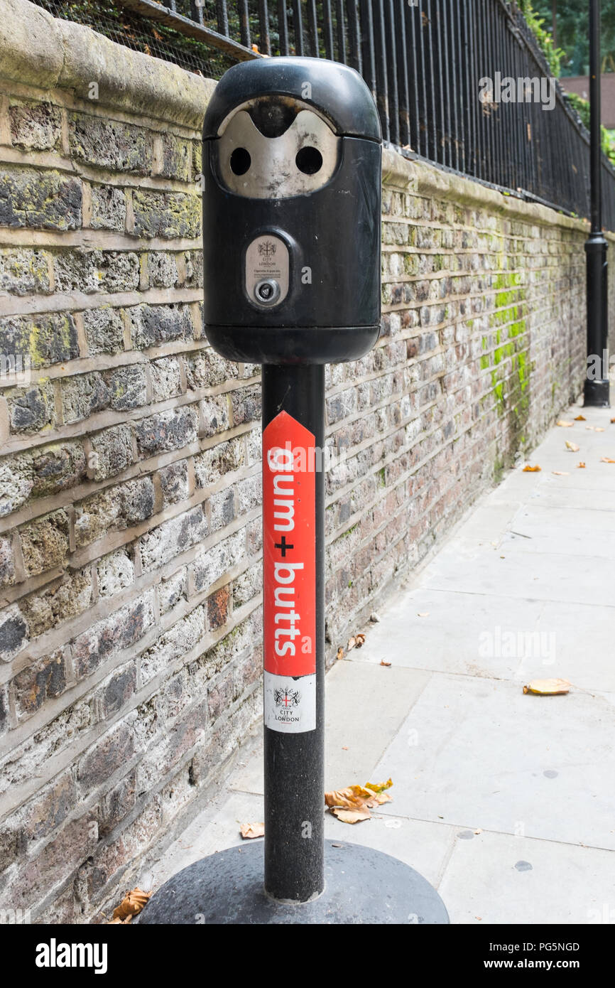 La gomme et Butts bin de la chaussée pour utilisé le chewing-gum et mégots dans la ville de Londres Banque D'Images