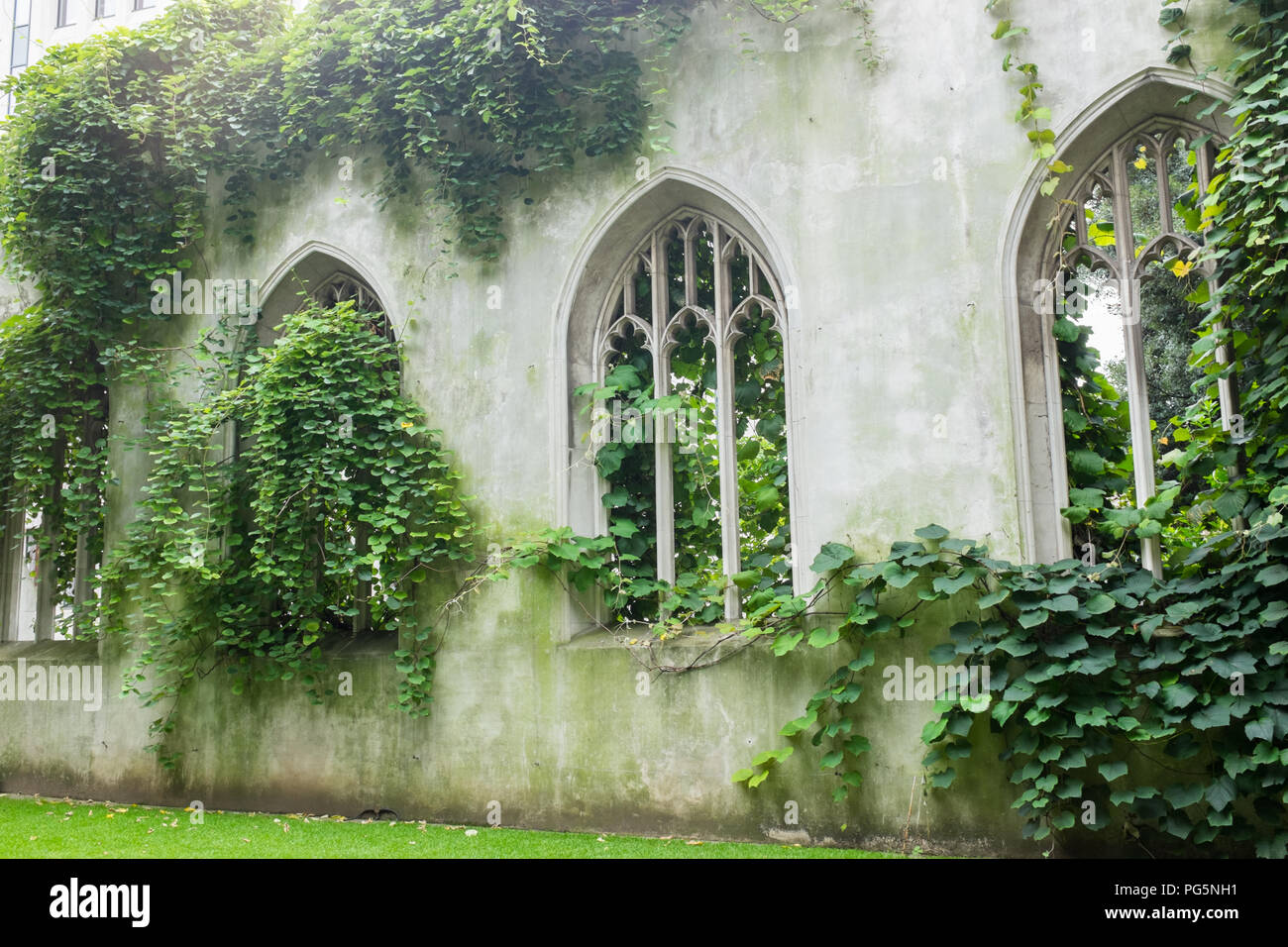 Saint Dunstan dans le jardin de l'église de l'Est dans les ruines d'une vieille église dans la ville de Londres est un endroit paisible Banque D'Images
