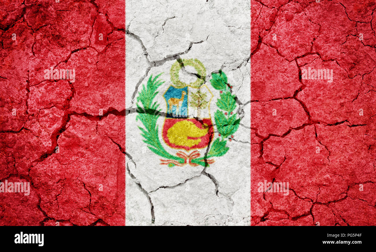 République du Pérou drapeau sur la terre sèche sol texture background Banque D'Images