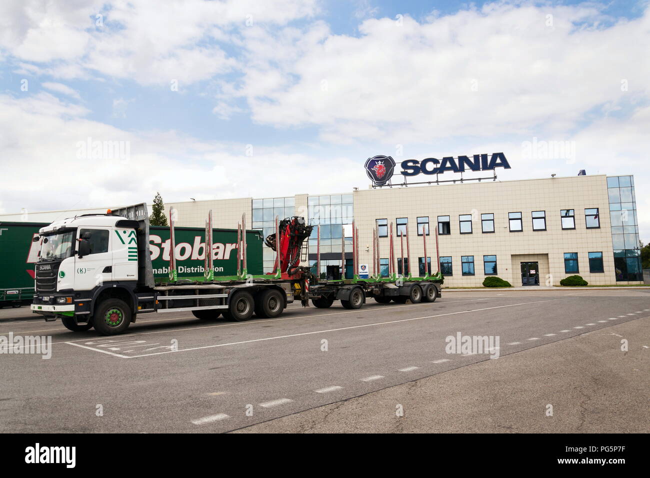 PRAGUE, RÉPUBLIQUE TCHÈQUE - 15 août 2018 : Scania AB voitures devant le siège du concessionnaire de service le 15 août 2018 à Prague, République tchèque. Banque D'Images