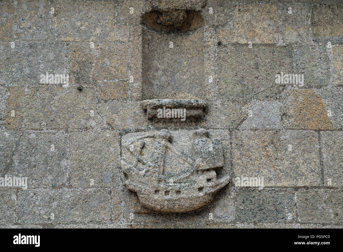 La sculpture sur pierre sur le mur sud de l'église paroissiale Notre Dame  de croaz-Baz, Place Lacaze Duthiers, Roscoff, Finistère, Bretagne, France  Photo Stock - Alamy