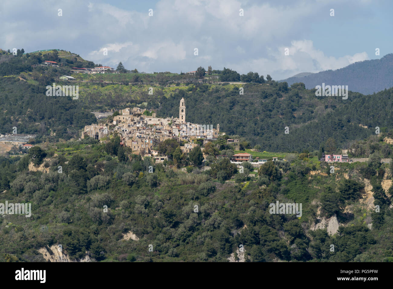 Ligurie, Italie. Bussana Vecchia est une ville abandonnée en raison d'un tremblement de terre en 1887 Banque D'Images