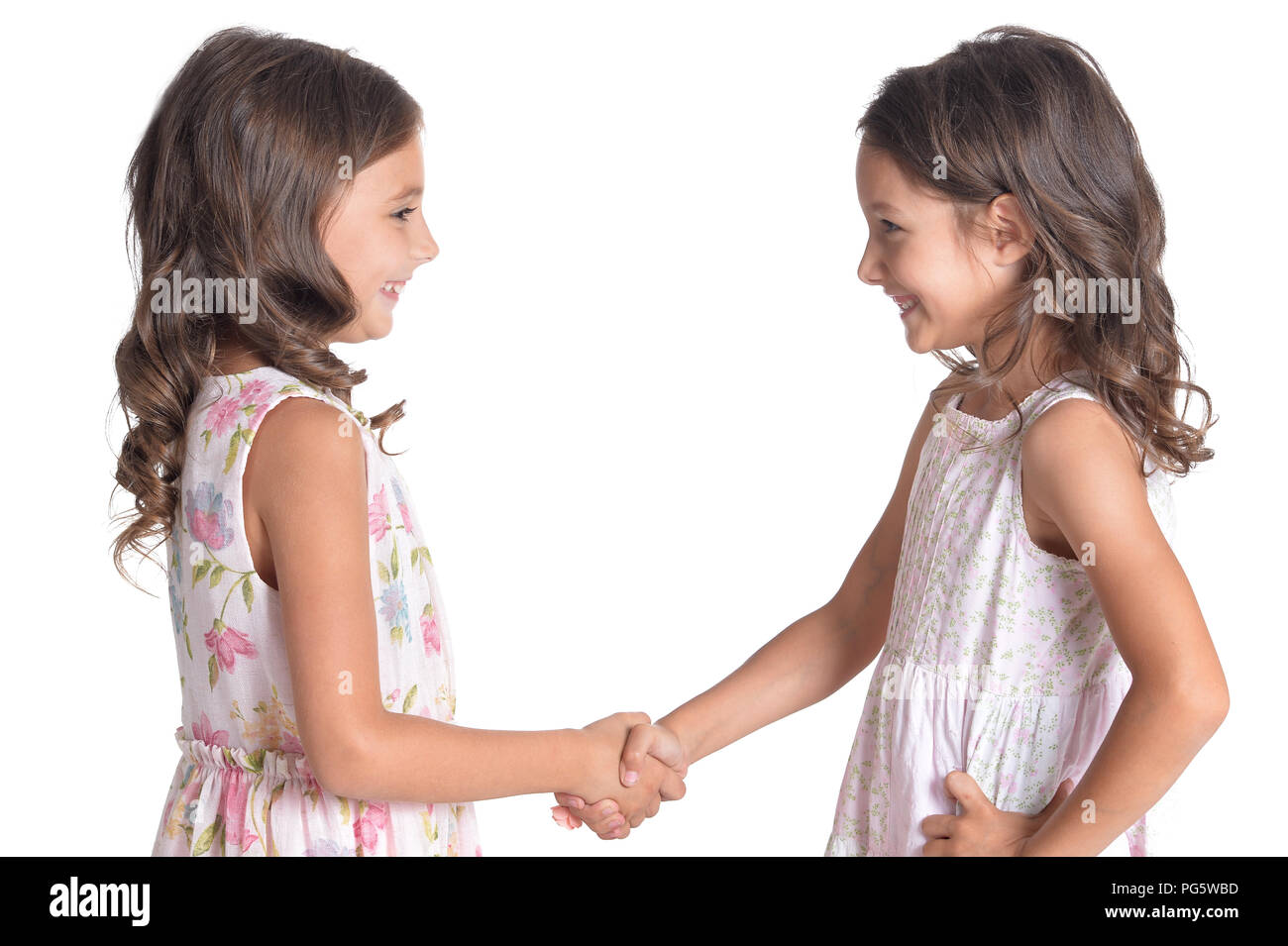 Portrait de deux magnifiques petites filles sur fond blanc Banque D'Images
