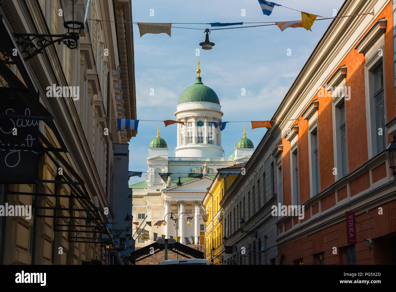 Voyage en Scandinavie, vue sur la cathédrale luthérienne (Tuomiokirkko) située au nord de la rue Sofiankatu dans le quartier de la vieille ville d'Helsinki, Finlande. Banque D'Images