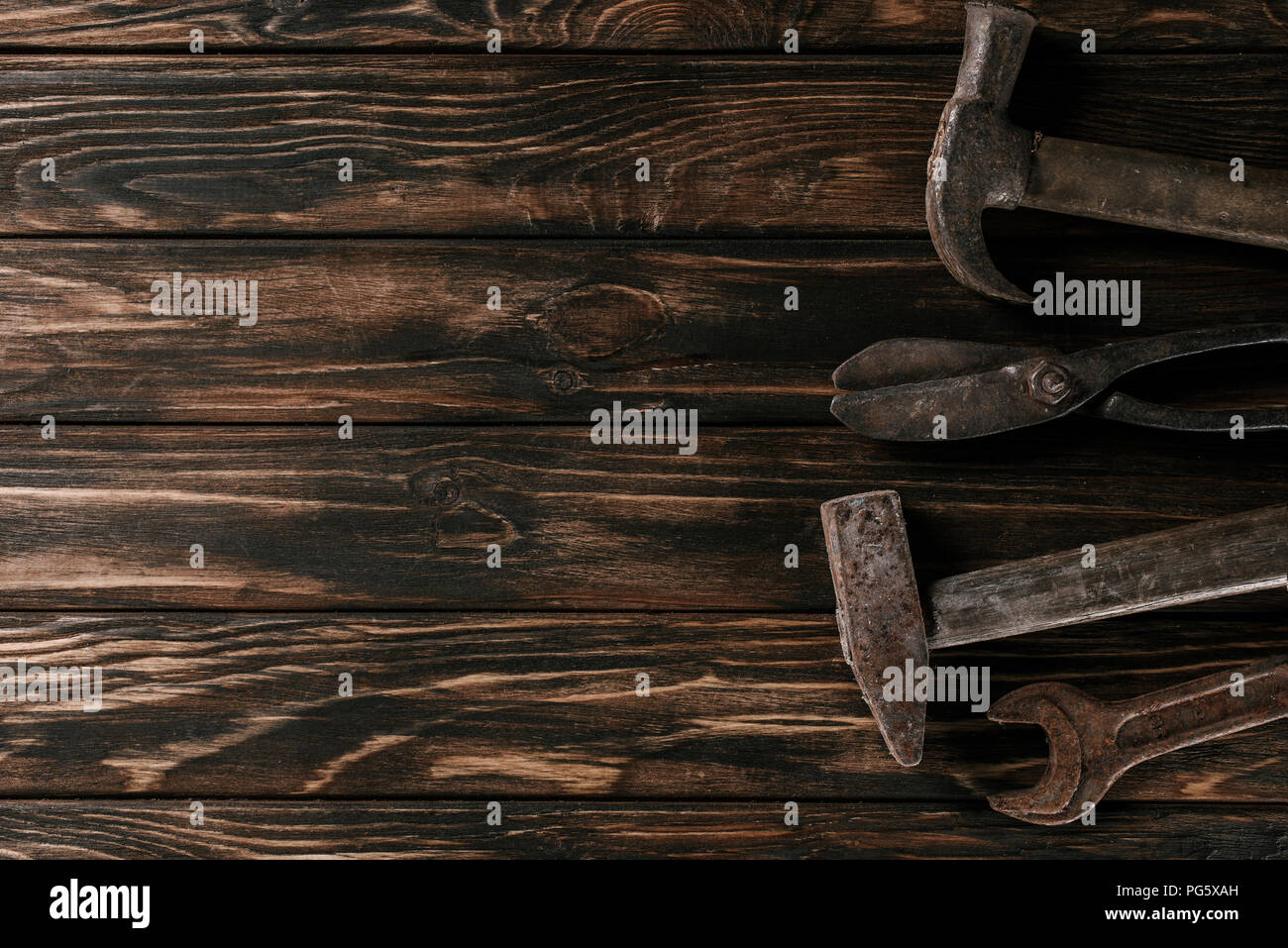 Vue de dessus a organisé des marteaux, ciseaux et une clé vintage outils sur surface en bois Banque D'Images