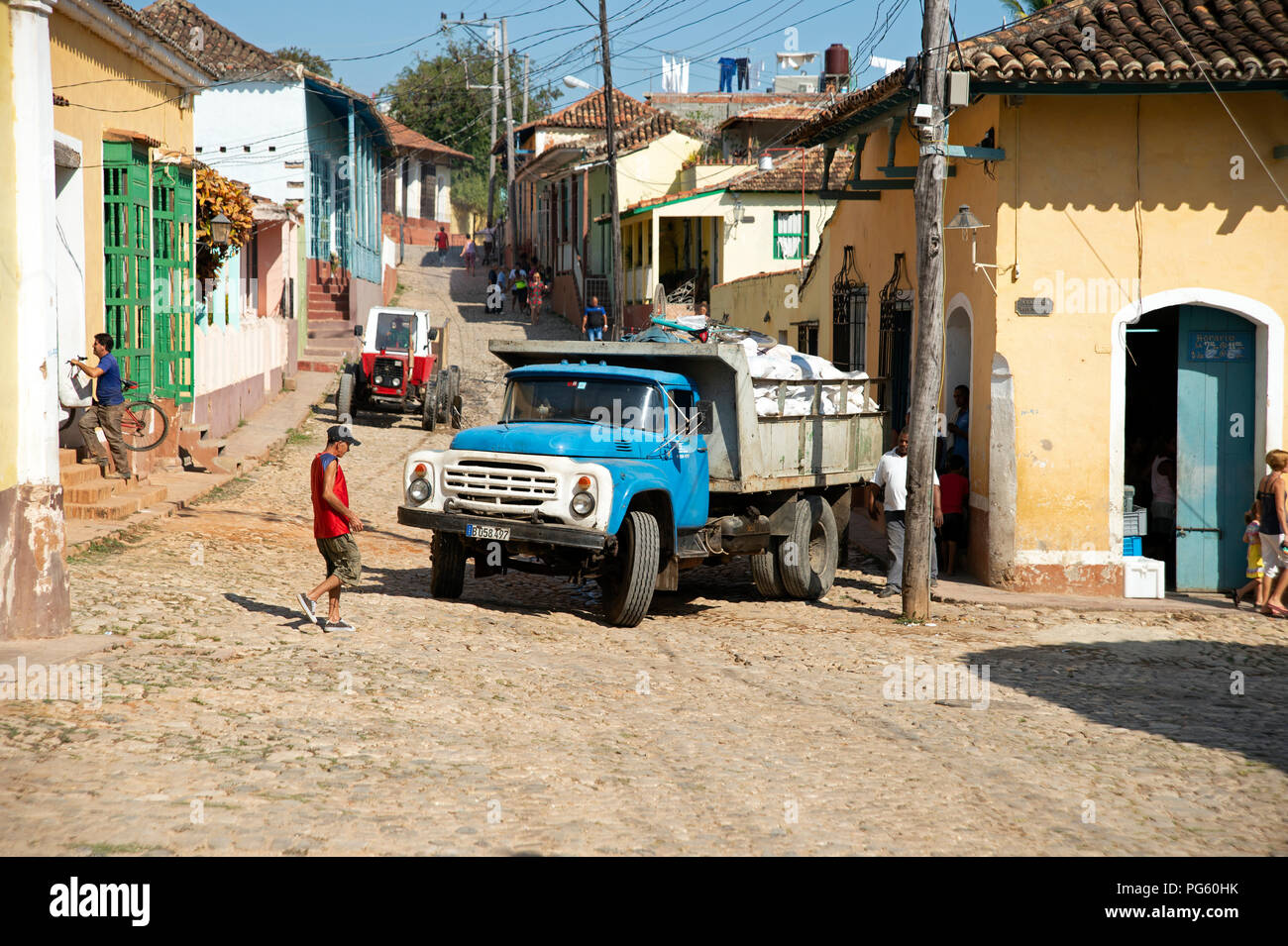 Un vieux camion beurré manœuvrant dans les ruelles de Trinidad Cuba Banque D'Images