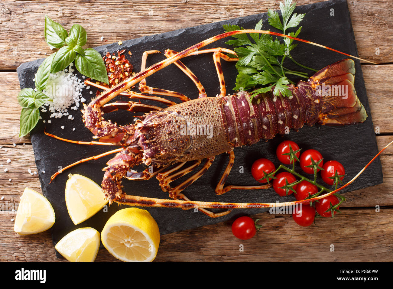 Préparation pour la cuisson des aliments ou langouste écrevisse de mer avec des ingrédients frais, gros plan sur une table en bois. Haut horizontale Vue de dessus Banque D'Images