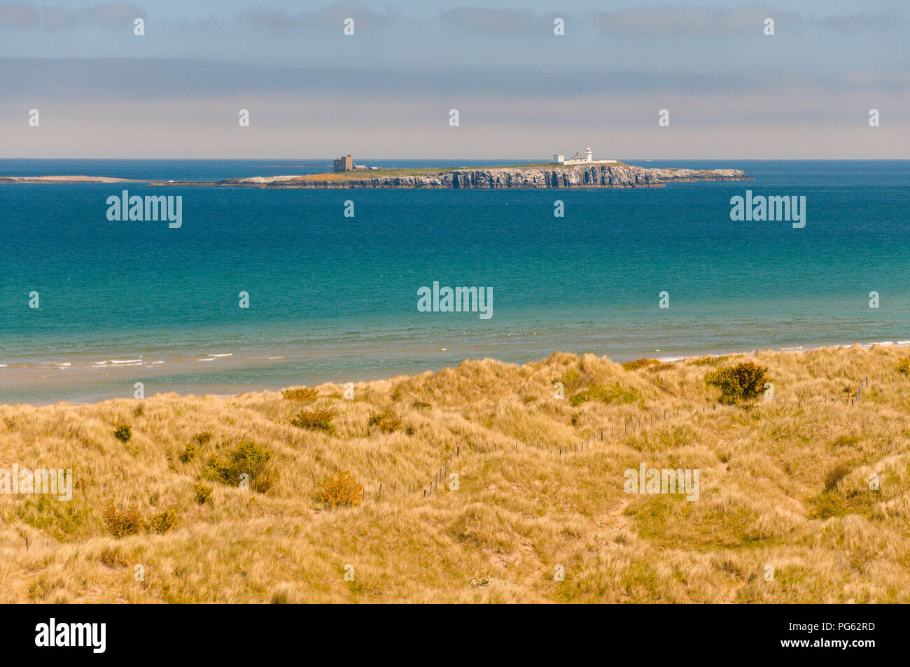 Les îles Farne au large de la côte de Château de Bamburgh, Northumberland, England, UK Banque D'Images