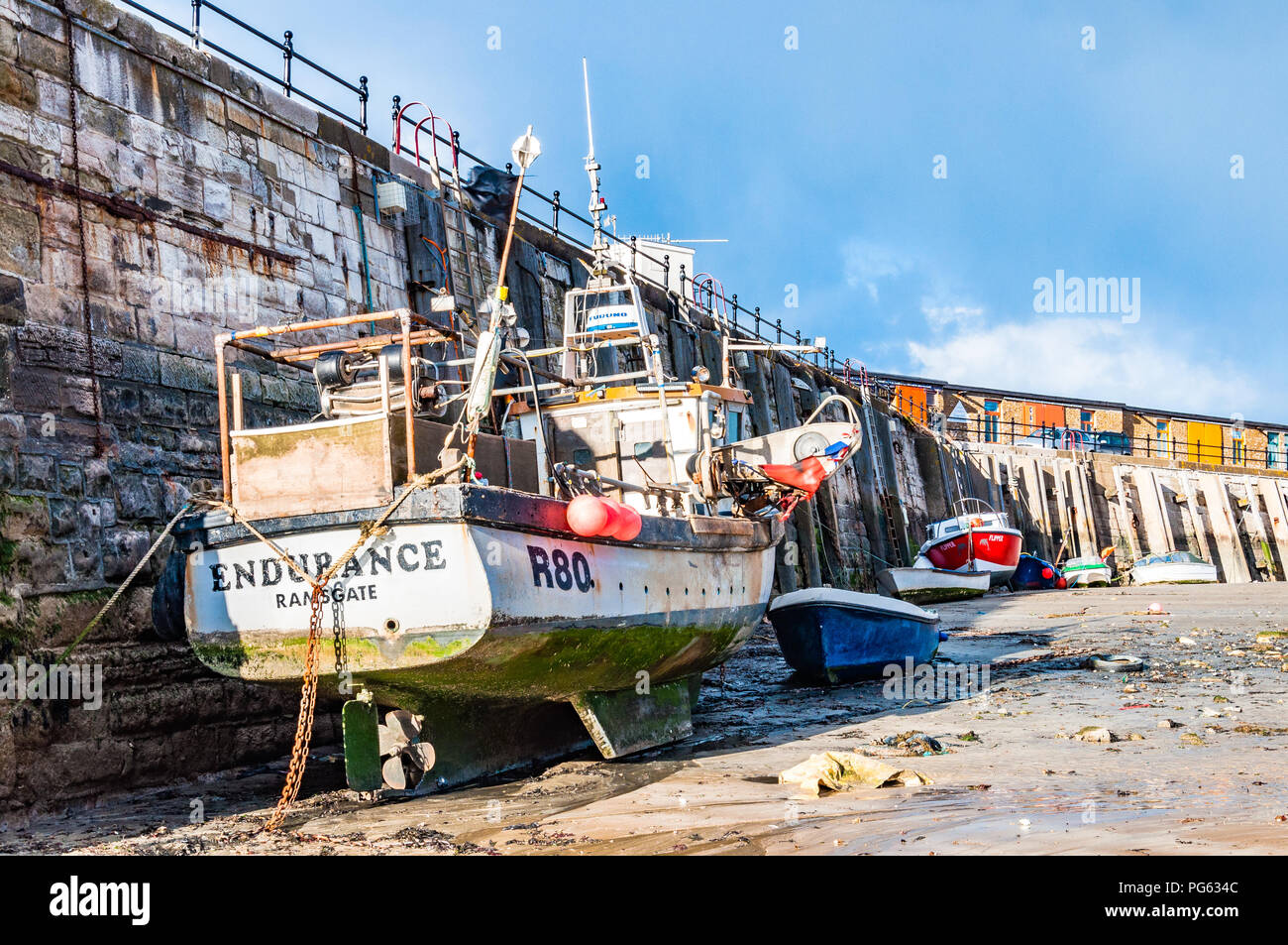 Le bateau de pêche 'Endurance' mouillée et avec d'autres bateaux échoués dans le port de Ramsgate, England, UK Banque D'Images