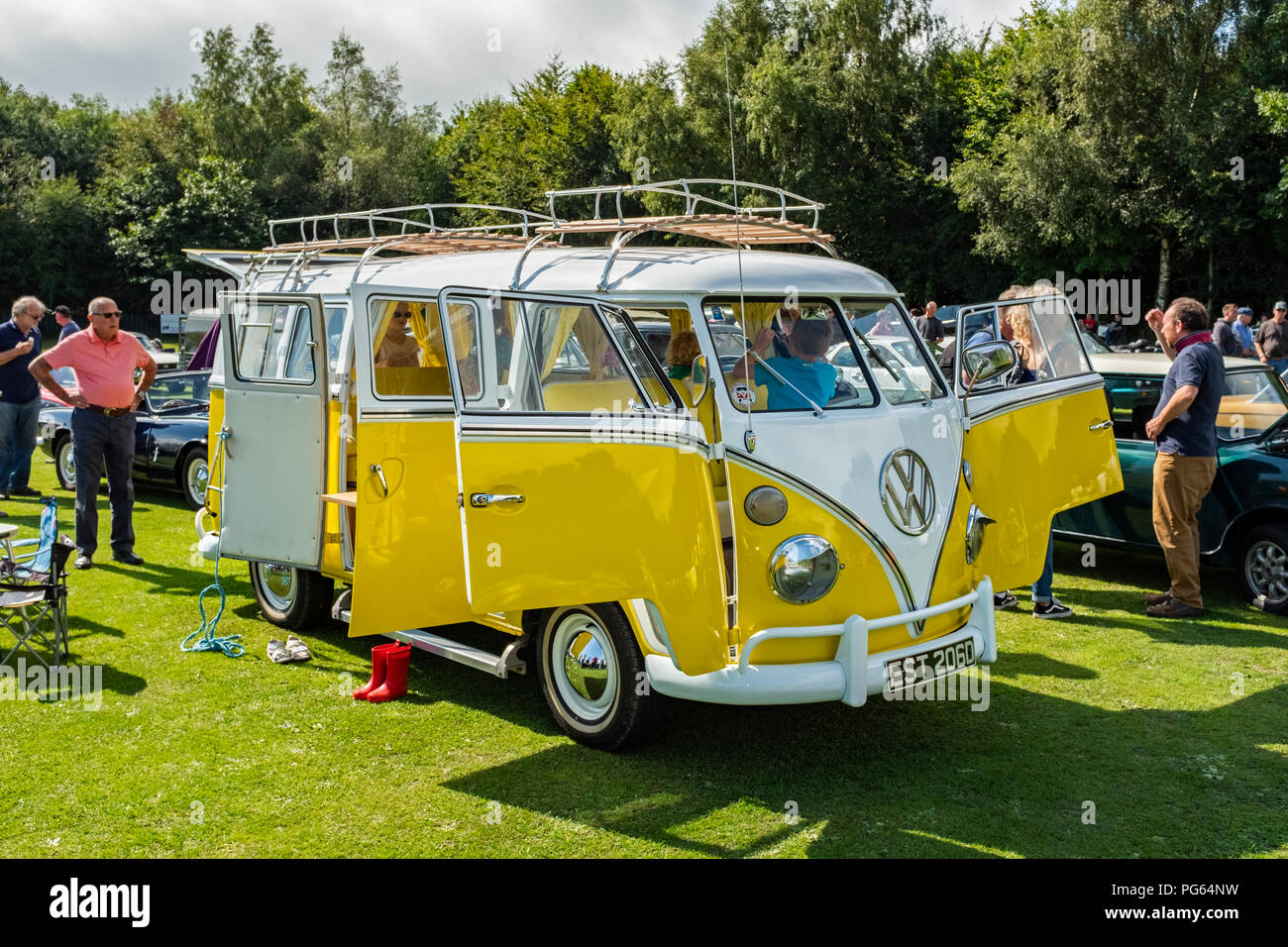 Partage de l'écran jaune et blanc campervan VW à un salon de voitures au Pays de Galles. Banque D'Images