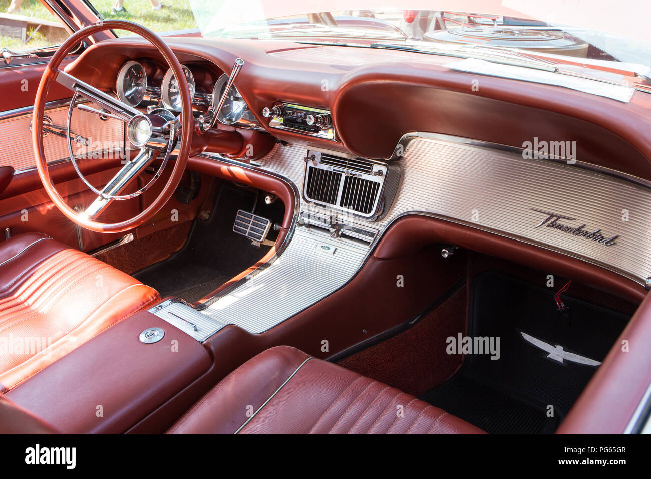 MATTHEWS, NC - 4 septembre 2017 : Intérieur d'un 1963 Ford Thunderbird sur l'affichage à la Réunion Auto Matthews & Motorcycle Show. Banque D'Images