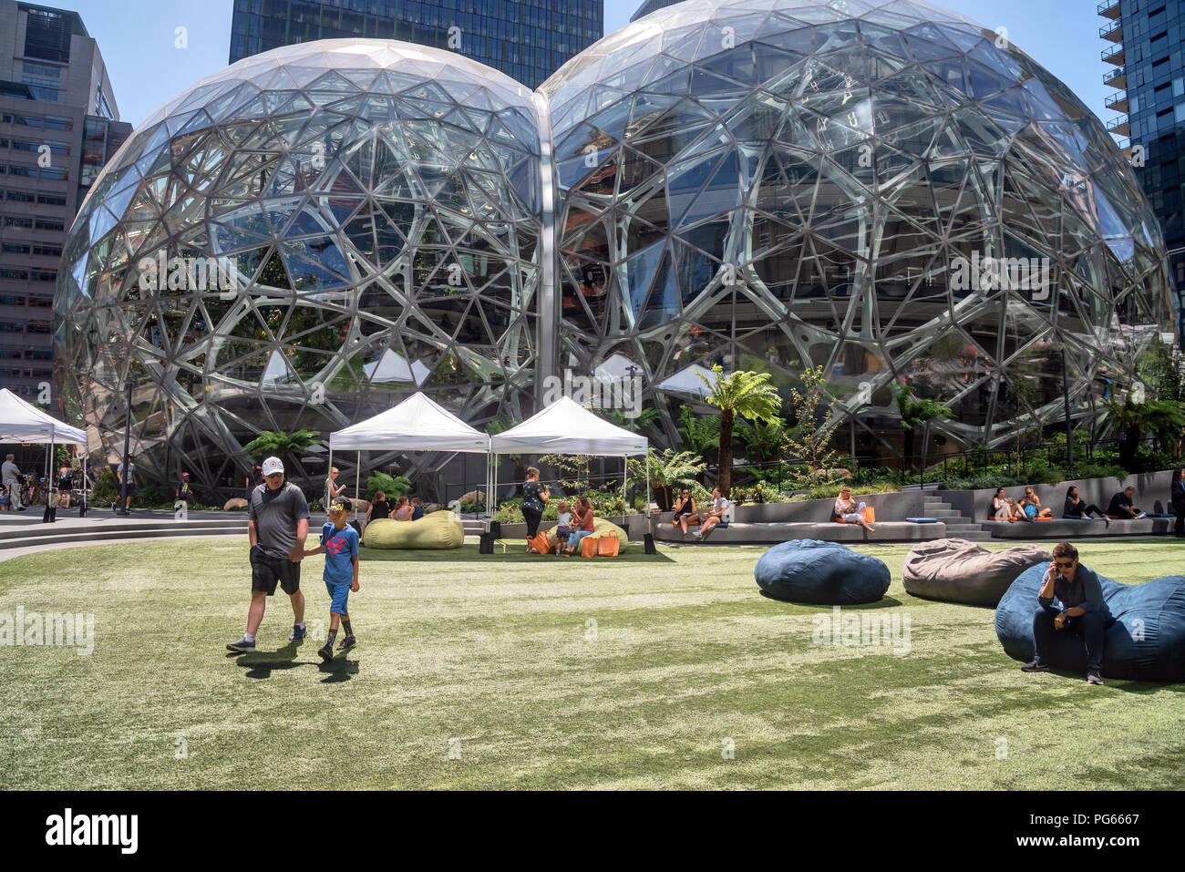 Amazon employés reste sur le campus de l'administration centrale d'Amazon, Seattle, Washington, USA Banque D'Images