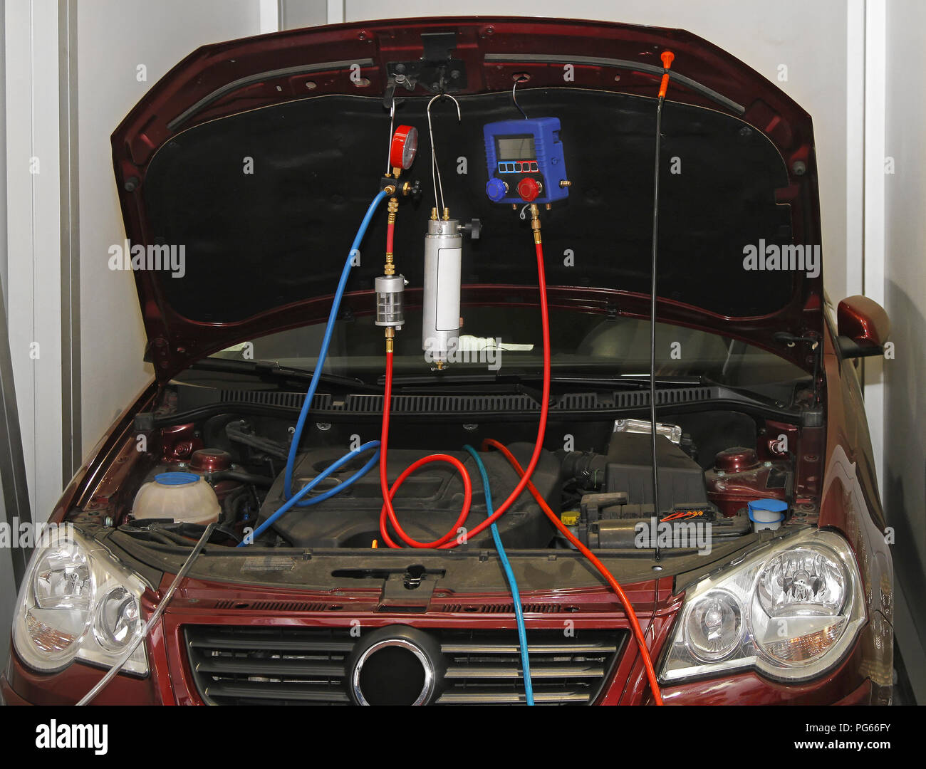 Entretien de la climatisation en atelier de réparation automobile Photo  Stock - Alamy