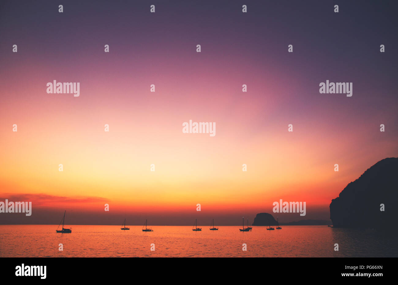 Beau et serein coucher du soleil sur la lagune et la baie avec couple de yachts et d'îles de distance ; les petites îles dans l'idéal, le sud de la Thaïlande Banque D'Images