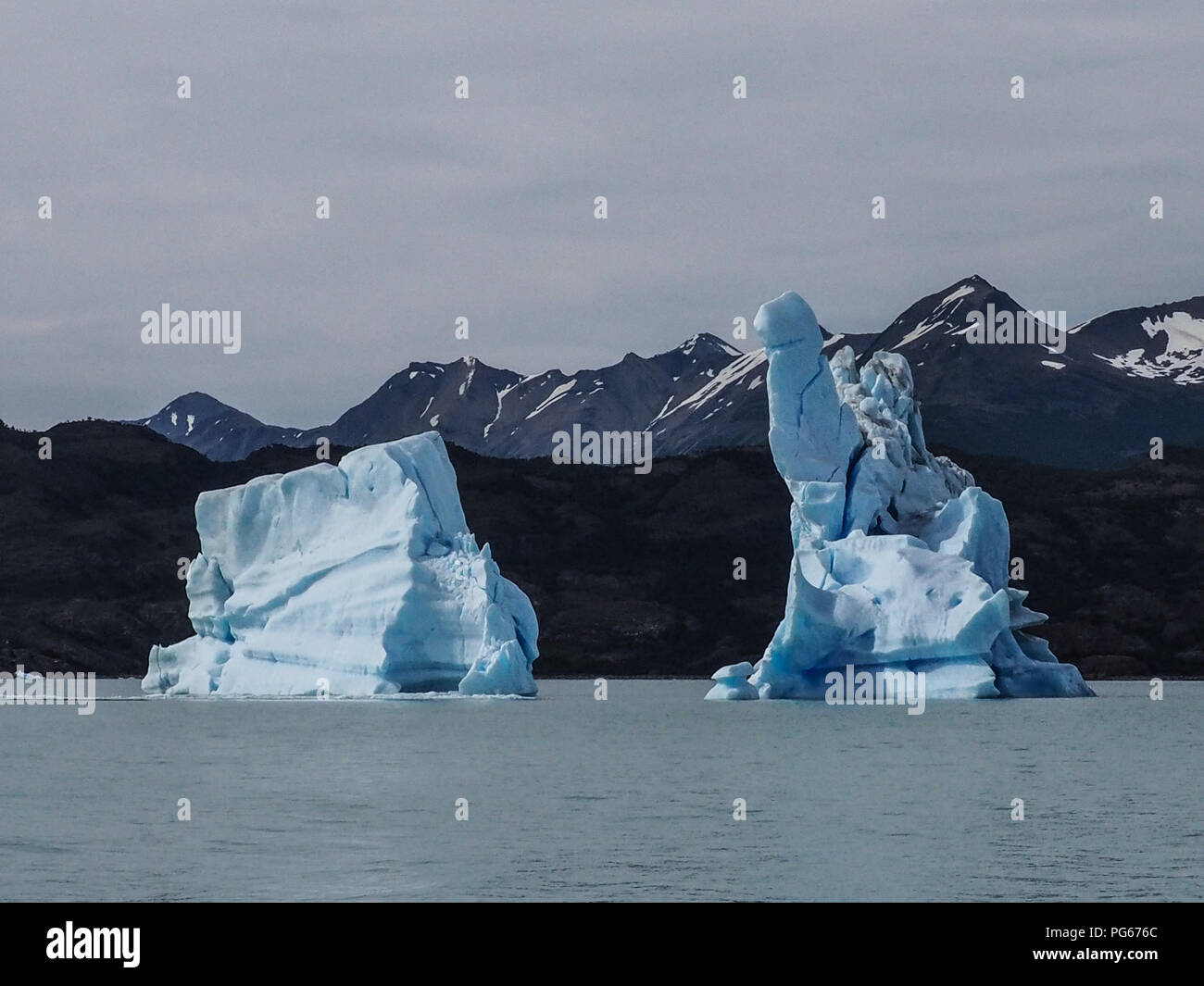 Des icebergs flottent dans le lac Argentino, El Calafate, Argentine. Banque D'Images