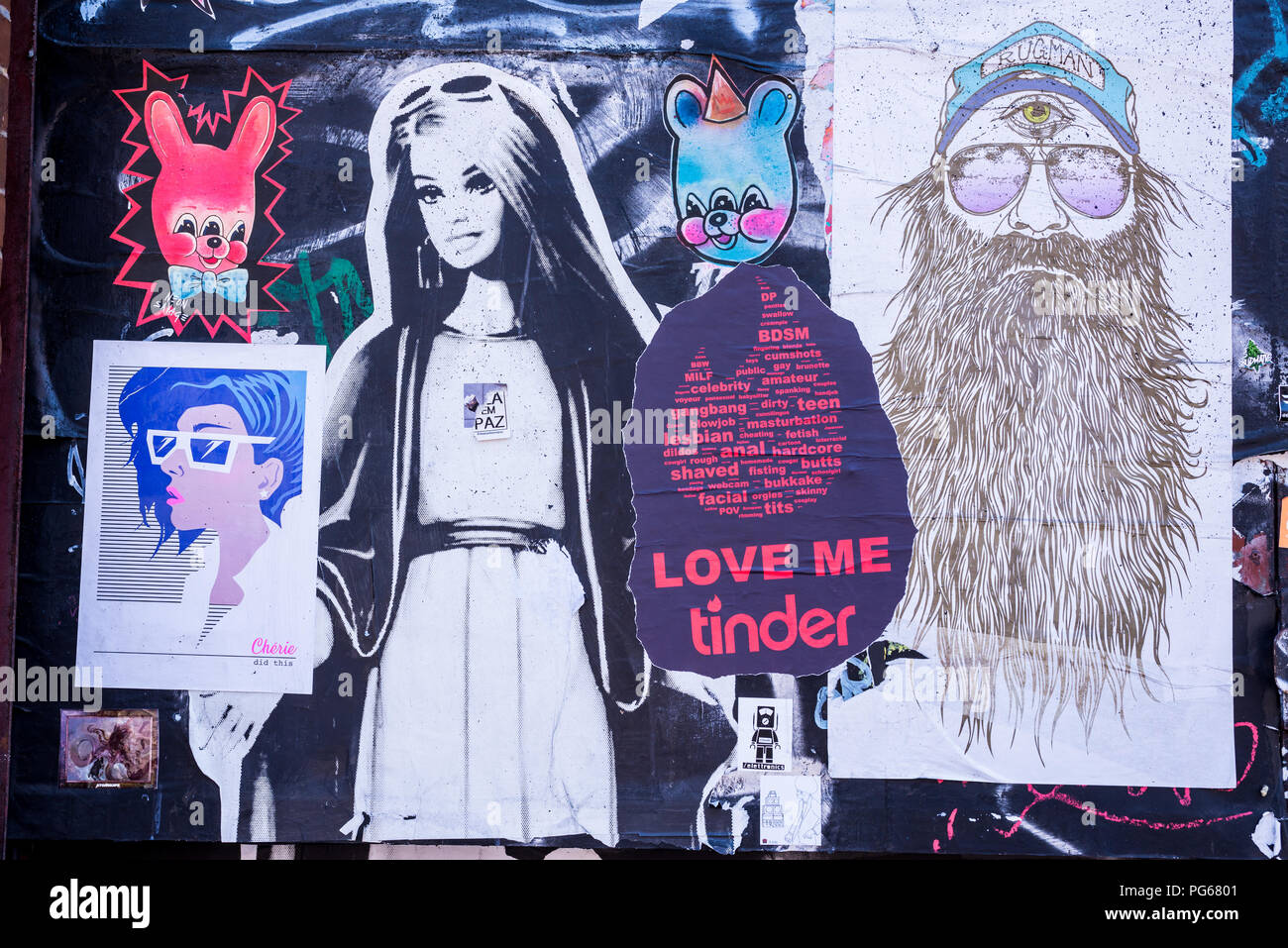 Mur recouvert de panneaux d'affiches d'art de rue plusieurs murales sur un mur dans Brick Lane, East London, UK Banque D'Images