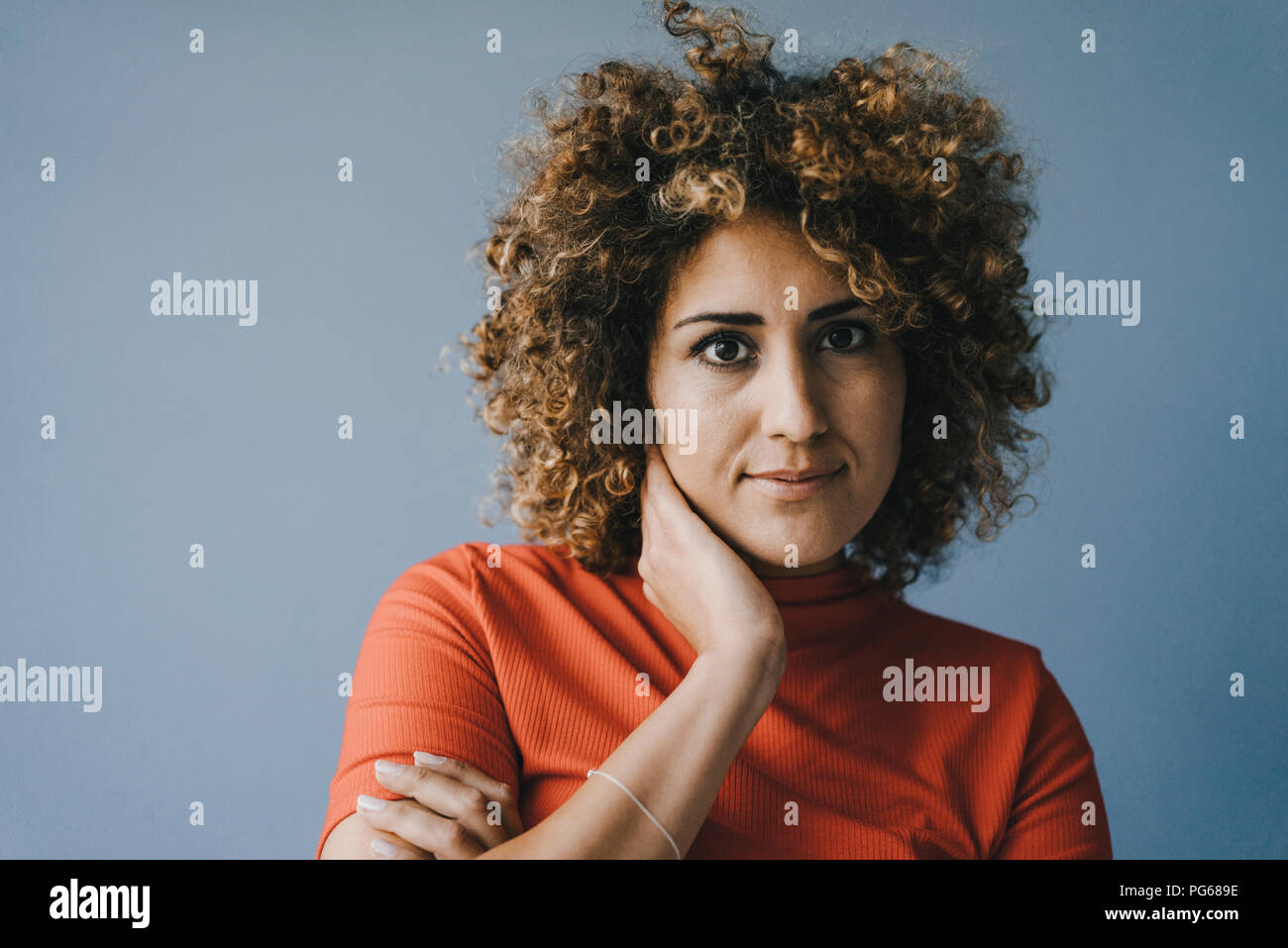 Portrait of a smiling woman with hand on chin Banque D'Images