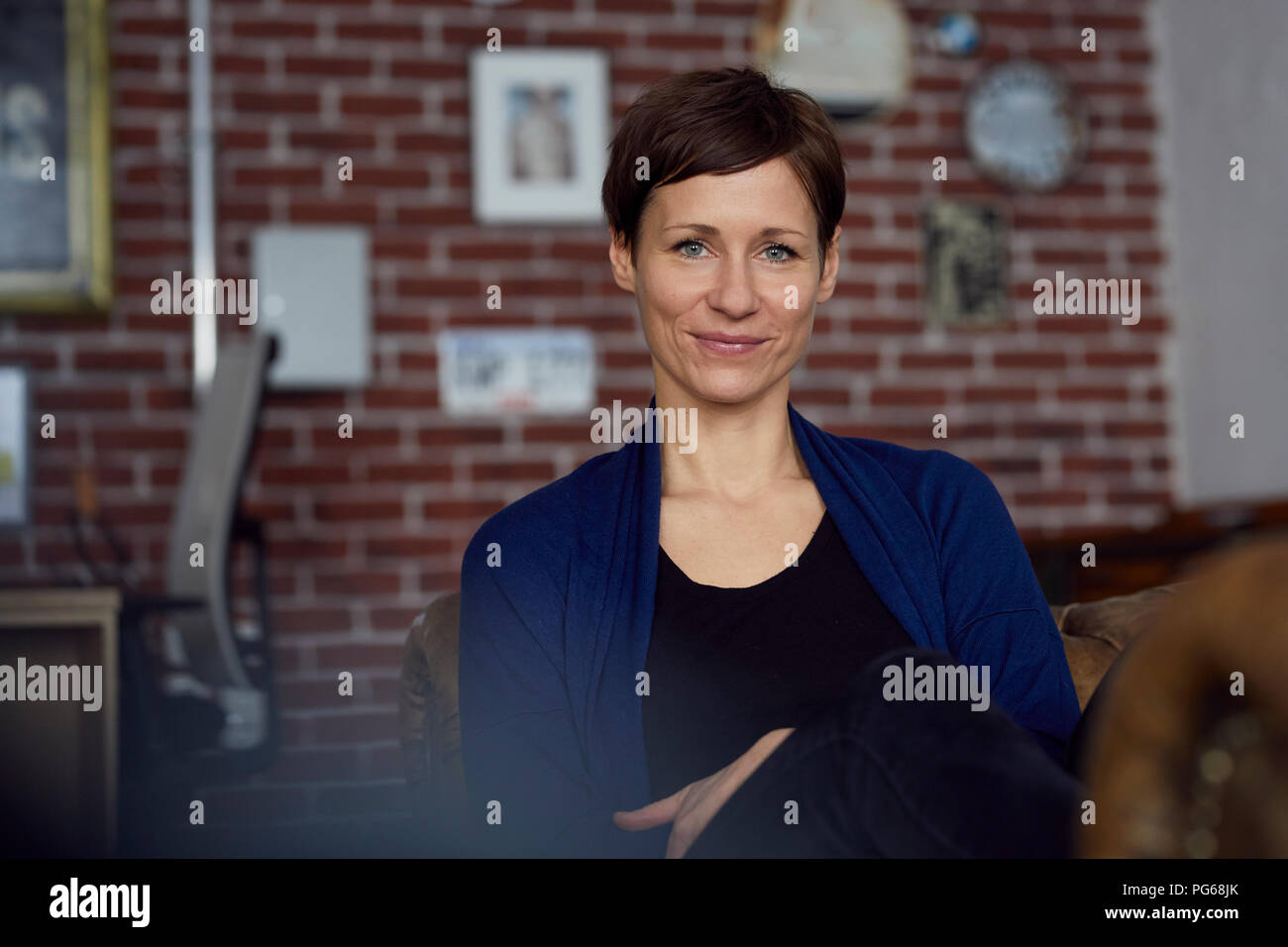 Portrait d'une femme à la maison, à la confiance Banque D'Images