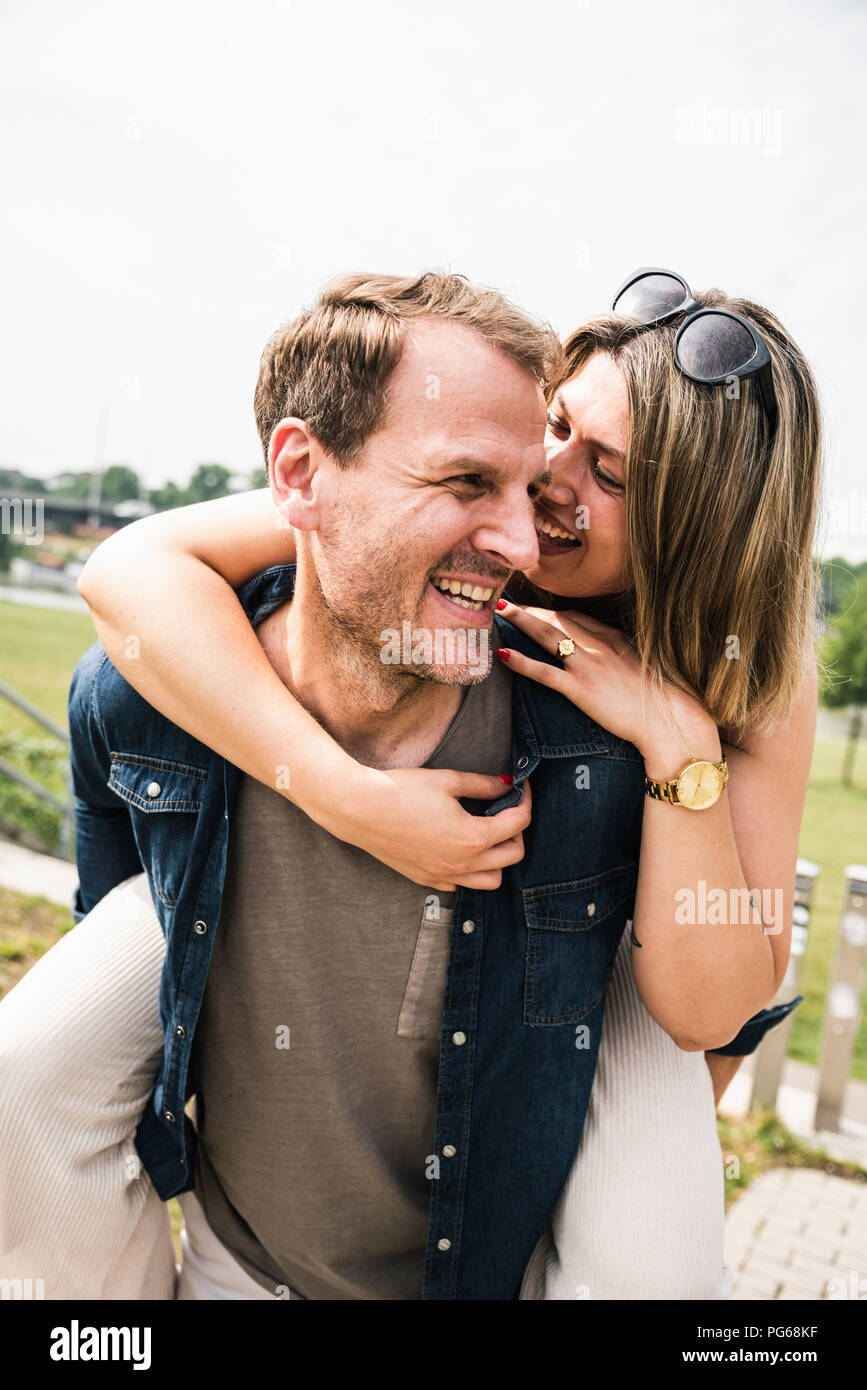 Portrait of happy young couple outdoors Banque D'Images