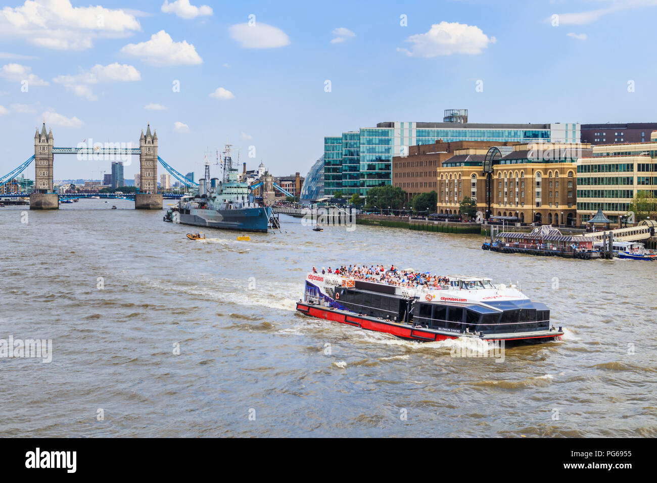 Ville Croisière voile bateau sur la Tamise dans le bassin de Londres sur une croisière touristique populaire en été vue du London Bridge Banque D'Images