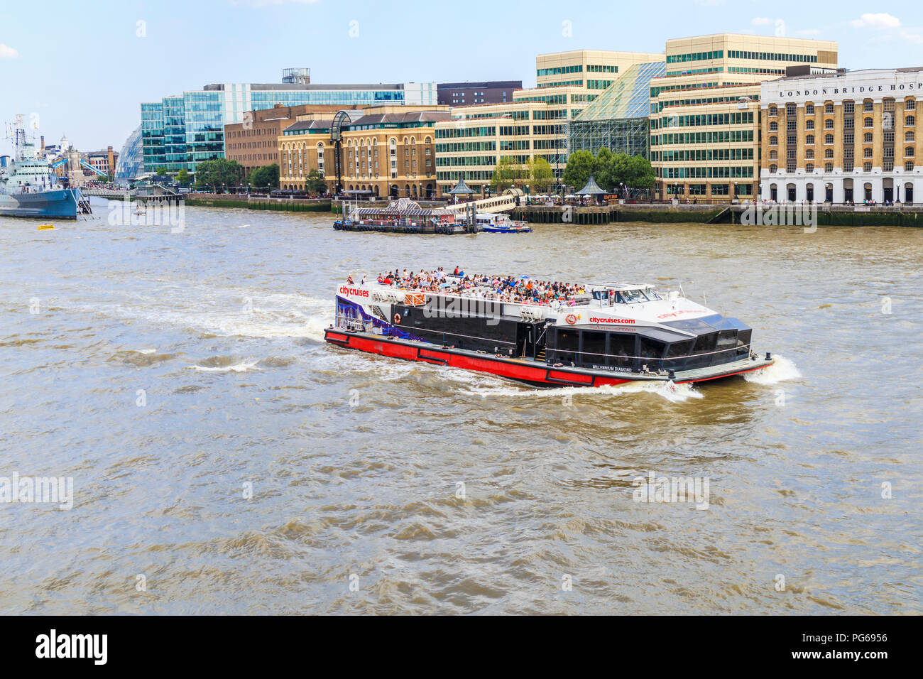 Ville Croisière voile bateau sur la Tamise dans le bassin de Londres sur une croisière touristique populaire en été vue du London Bridge Banque D'Images