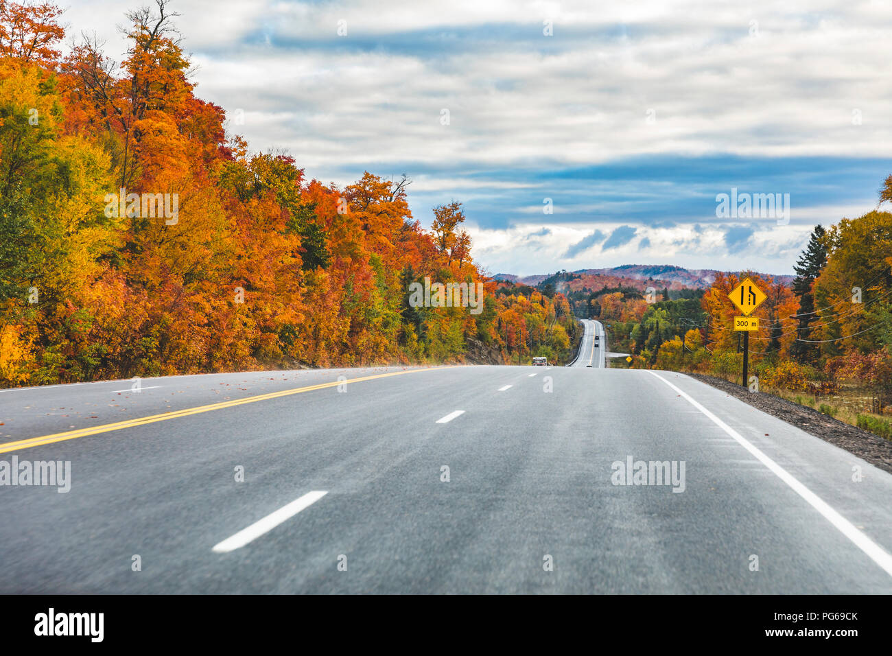 Le Canada, l'Ontario, route principale à travers les arbres colorés dans la région du parc Algonquin Banque D'Images