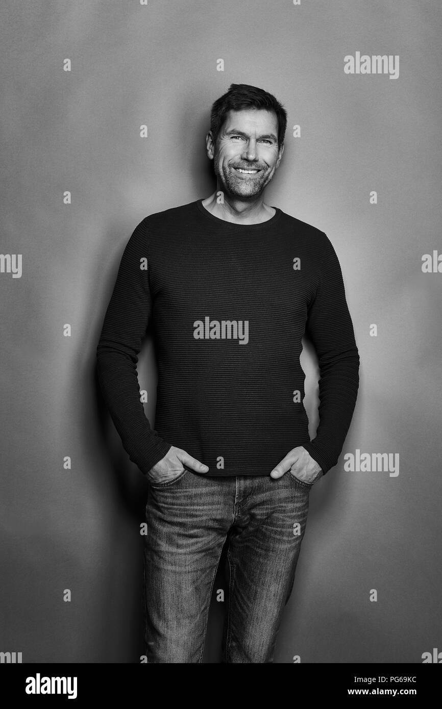 Portrait of smiling mature man, noir et blanc Banque D'Images