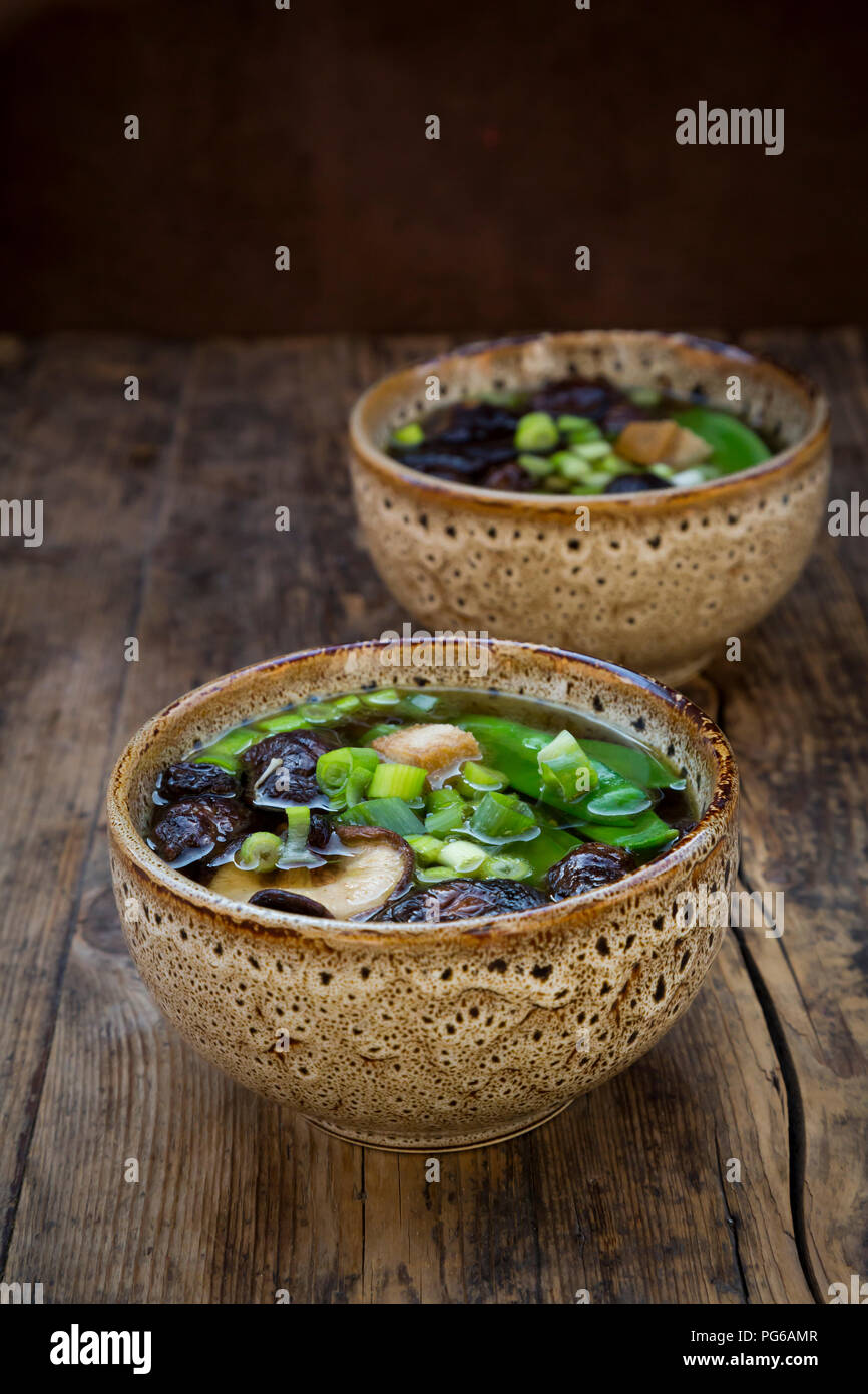 La soupe miso japonaise avec petits pois, champignons shiitake, le tofu et les graines germées Mung Banque D'Images