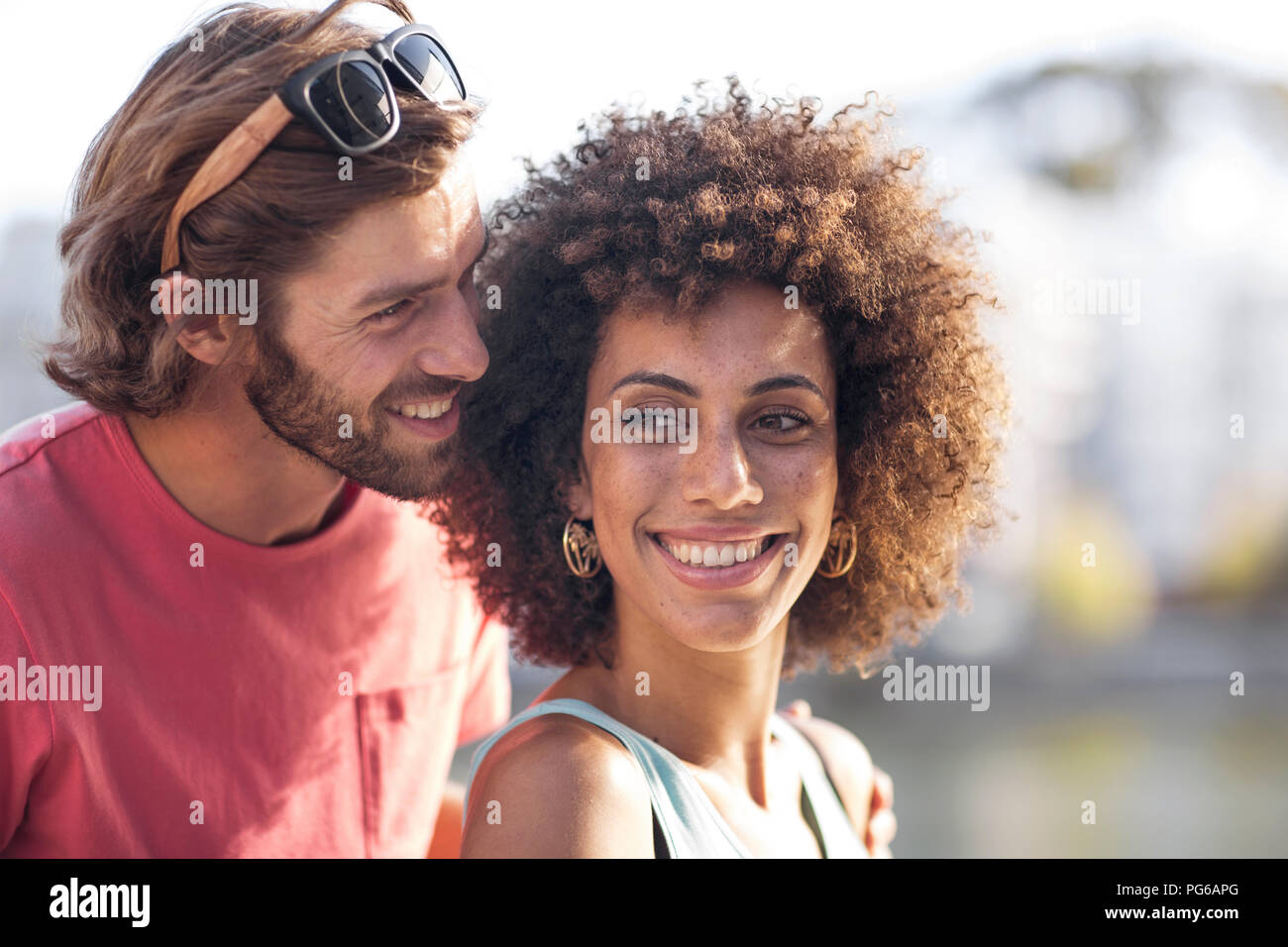 Happy young couple homme femme, chuchotant à l'oreille Banque D'Images