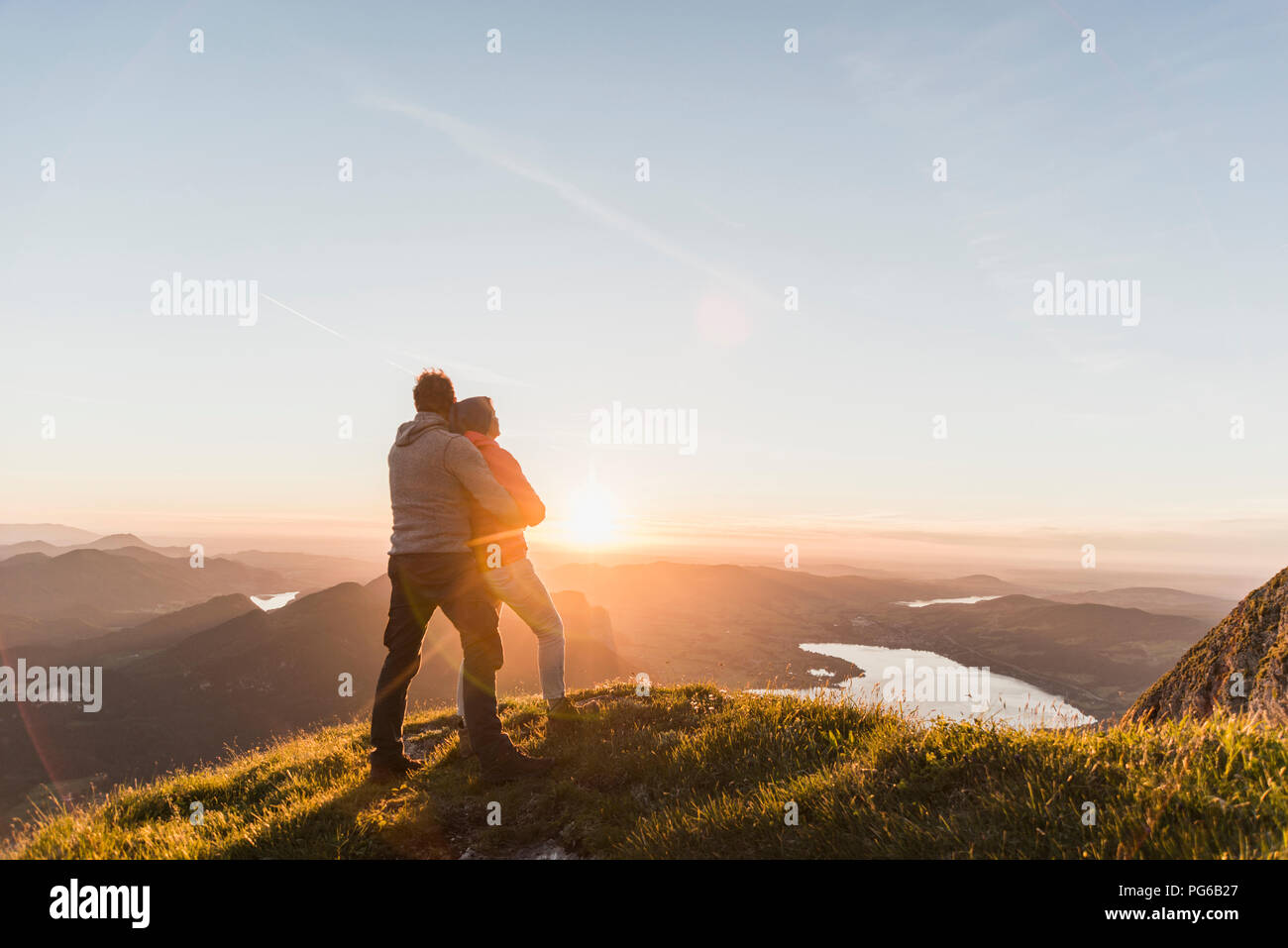L'Autriche, Salzkammergut, sommet de la montagne, profitant de la vue Banque D'Images