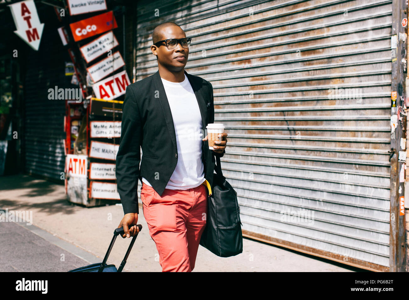 USA, NYC, Brooklyn, homme d'affaires avec des sacs de marcher dans la rue Banque D'Images