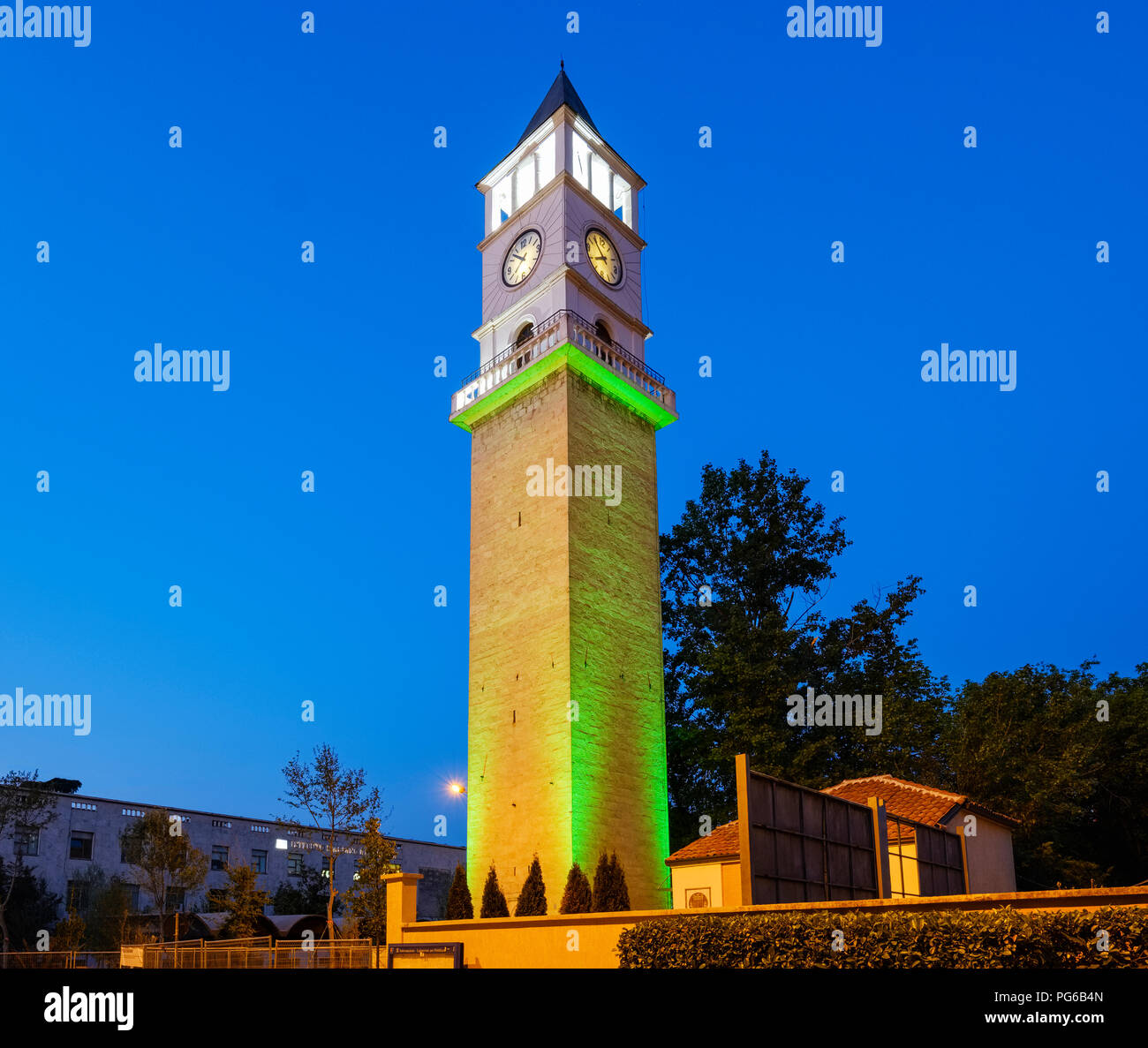 L'Albanie, Tirana, horloge de Tirana à l'heure bleue Banque D'Images