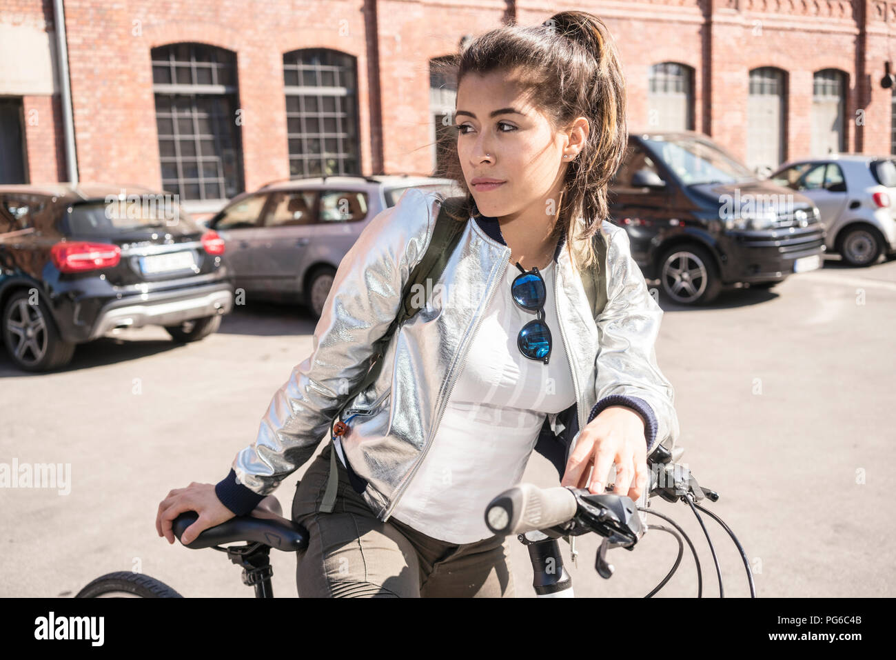 Portrait of young woman with bicycle Banque D'Images