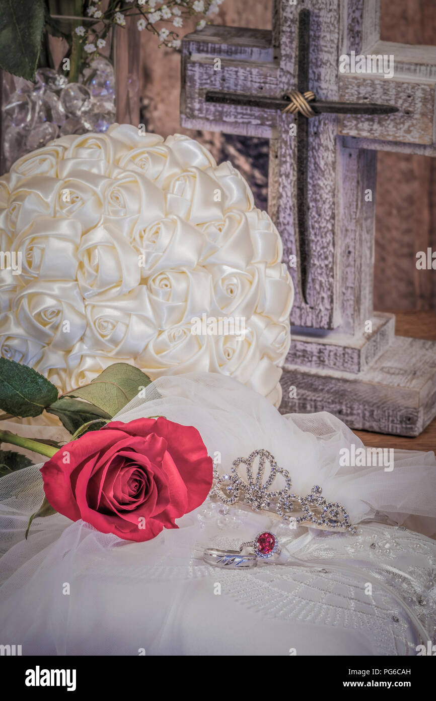 Bouquet de mariée avec Tiara & veil, Red Rose, cross & Mariage Banque D'Images