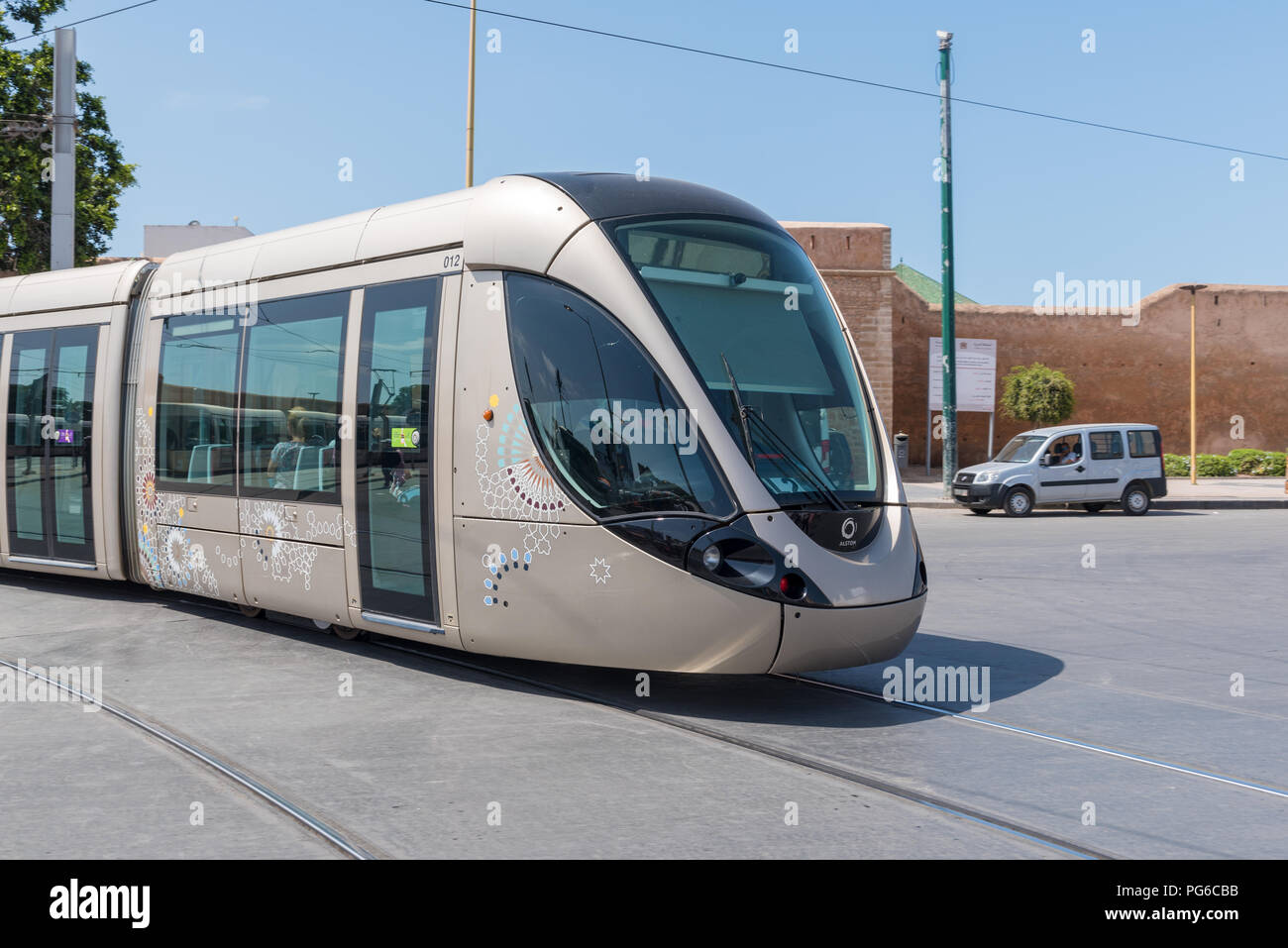 Tramway fabriqués en France, sur les rues de Rabat, capitale du Maroc Banque D'Images