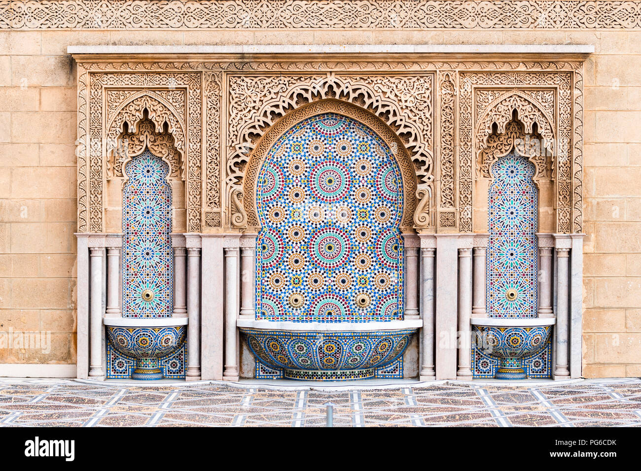 Sol carrelé décoratif fontaine de nettoyage sur mosquée Hassan à Rabat, Maroc Banque D'Images