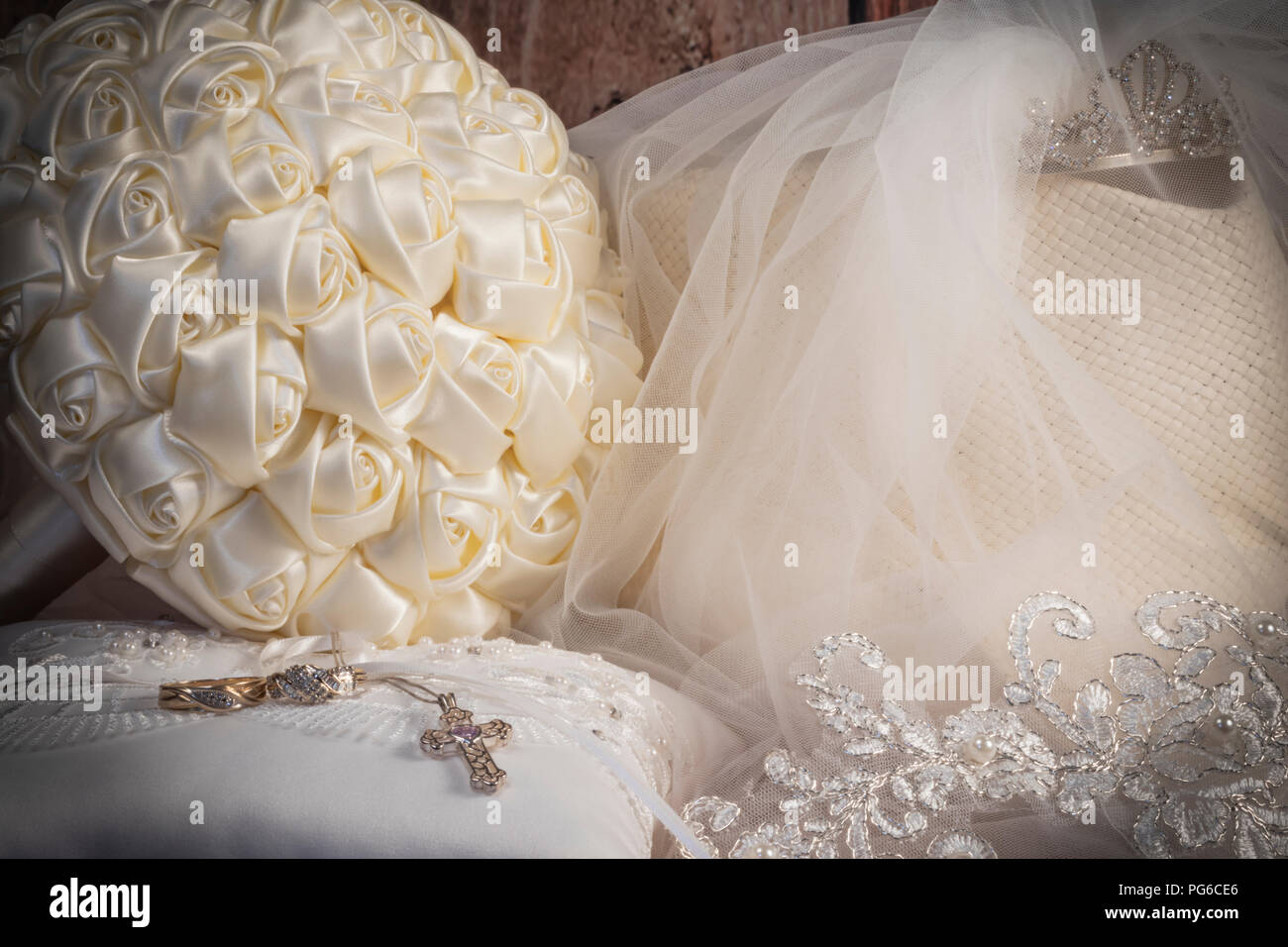 Bouquet de mariée avec Tiara & voile sur l'ouest de white hat, mariage & croix sur l'oreiller de porteur d'anneau Banque D'Images