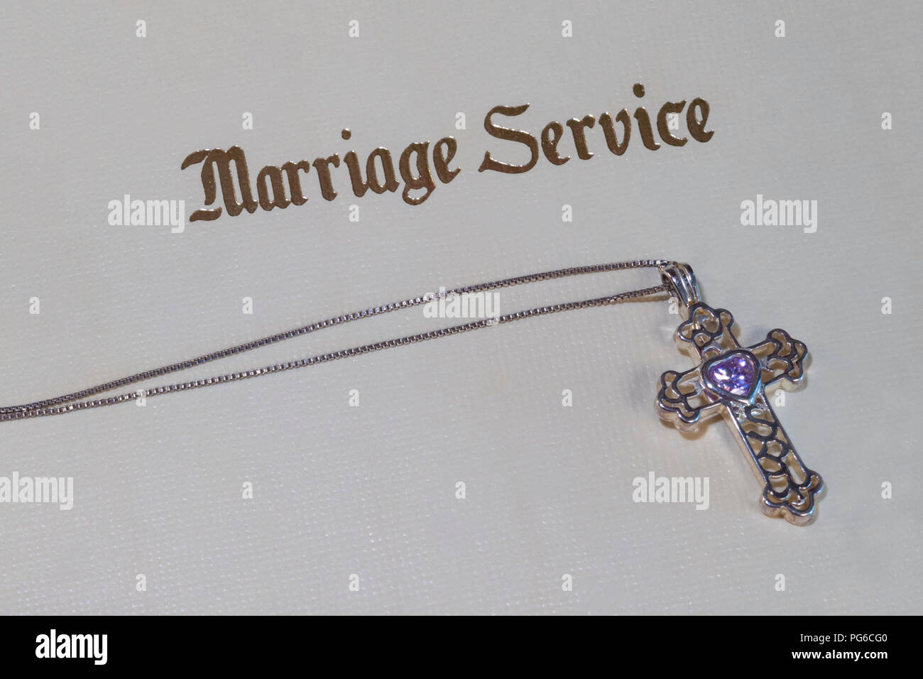 Le mariage avec l'annuaire de services et de la croix d'argent, pierre pourpre Banque D'Images