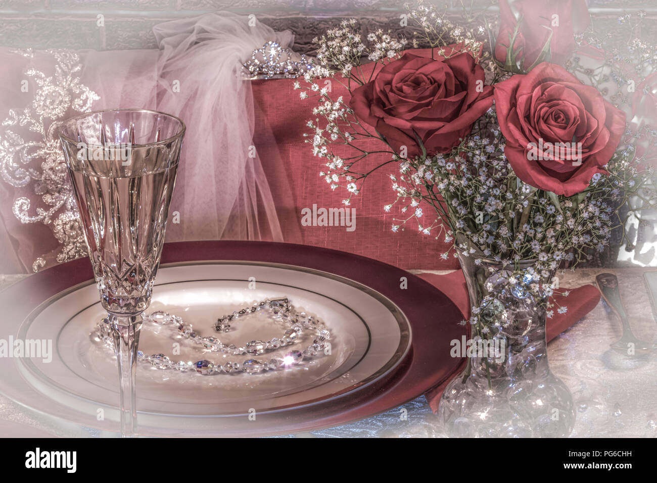 Siège de la mariée mariée à table avec Tiara & voile, NECKLACE, champagne et arrangement rose Banque D'Images