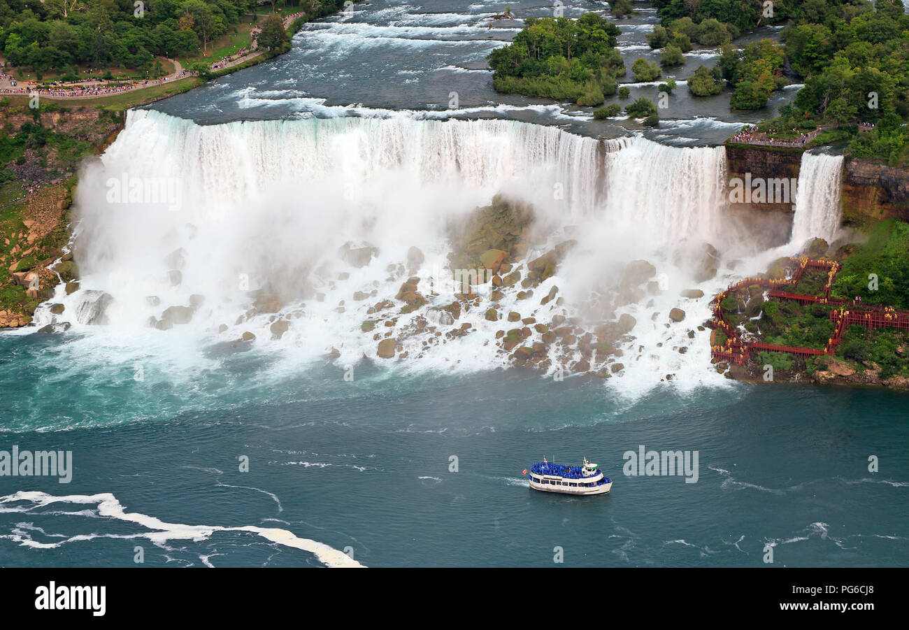 American Falls et Maid of the Mist boat sur la rivière Niagara, vue aérienne Banque D'Images